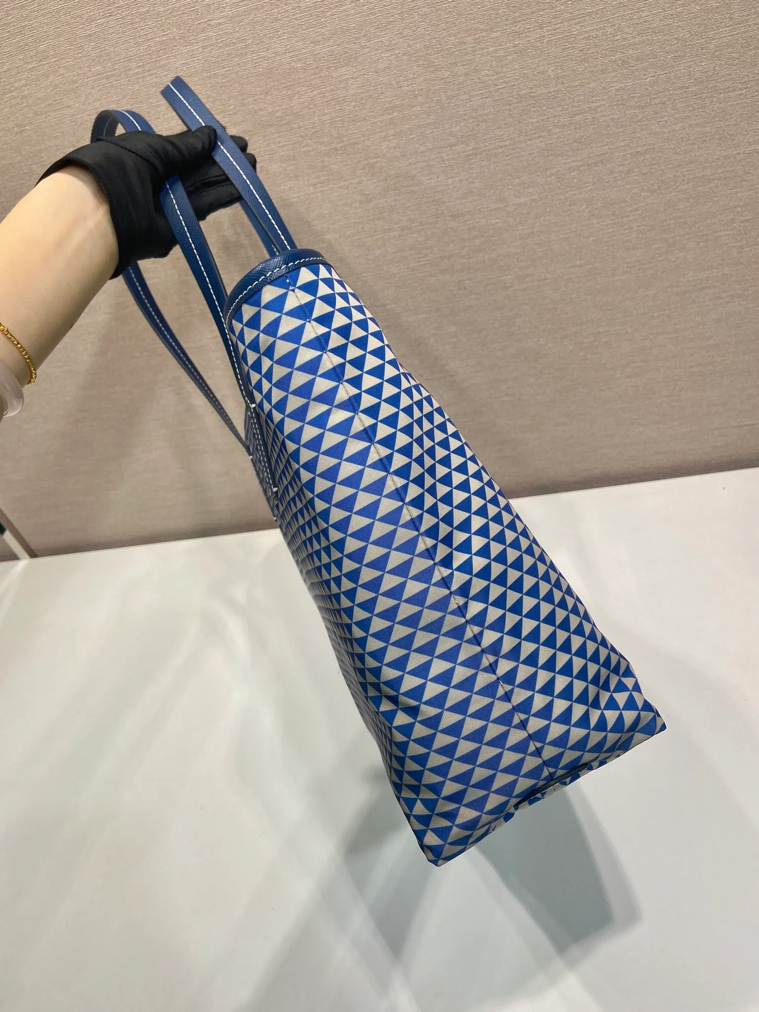 💰1160🎉New tote bag🎉1BD552 new product🎉🎉This Tessuto The Triangulum tote bag is made of imported printed nylon fabric with cross-grain cowhide. The triangular pattern is eye-catching in color and has a large capacity. It is really versatile😘😘The upper body effect is very stylish. Beauties, hurry up and get it🎉🎉. It is a must-have in spring and summer. It is also a popular style that will never go out of style🎉🎉 Length 33c Height 29x Bottom 14cm🎉🎉🎉💰💰💰