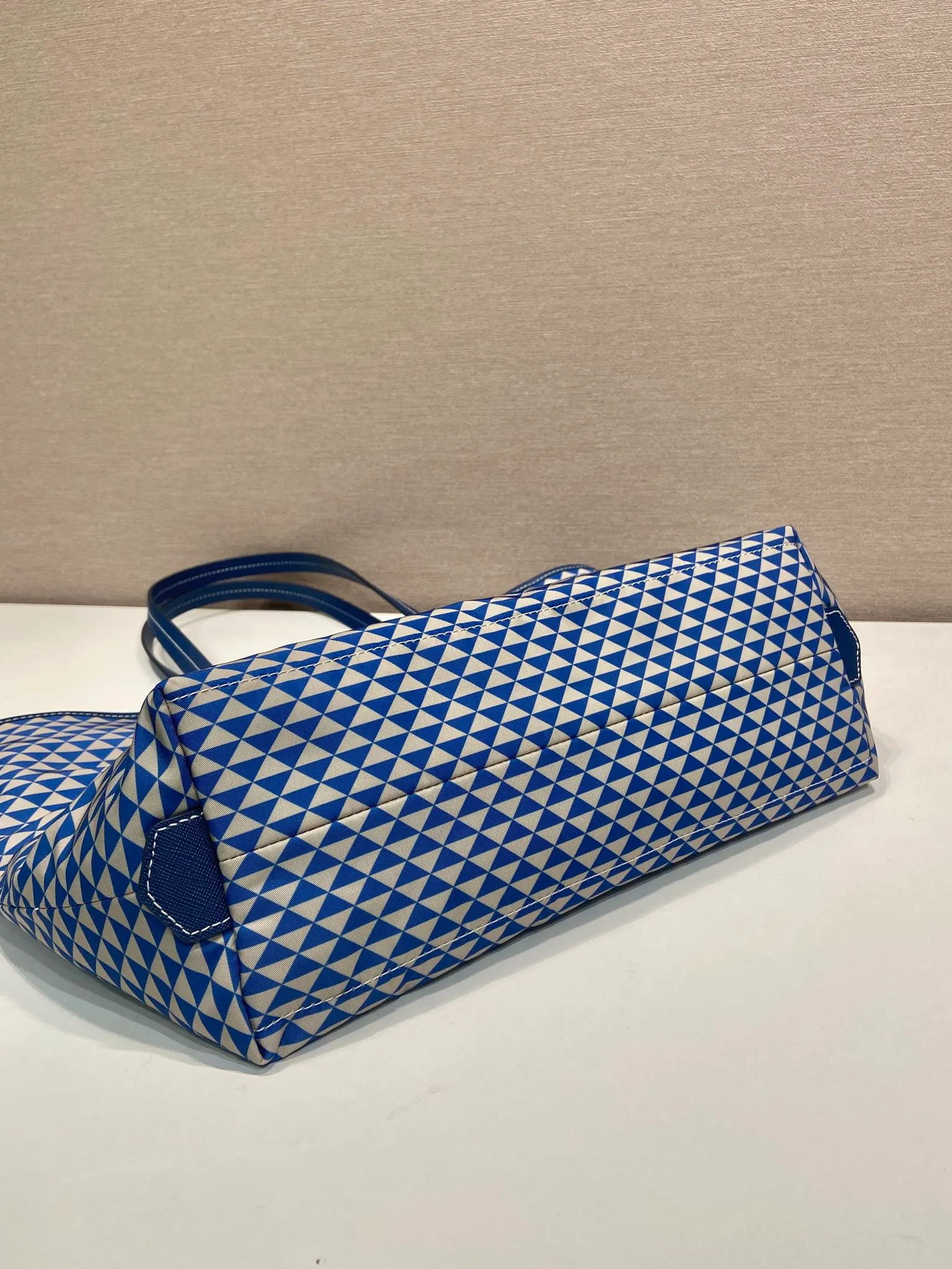 💰1160🎉New tote bag🎉1BD552 new product🎉🎉This Tessuto The Triangulum tote bag is made of imported printed nylon fabric with cross-grain cowhide. The triangular pattern is eye-catching in color and has a large capacity. It is really versatile😘😘The upper body effect is very stylish. Beauties, hurry up and get it🎉🎉. It is a must-have in spring and summer. It is also a popular style that will never go out of style🎉🎉 Length 33c Height 29x Bottom 14cm🎉🎉🎉💰💰💰