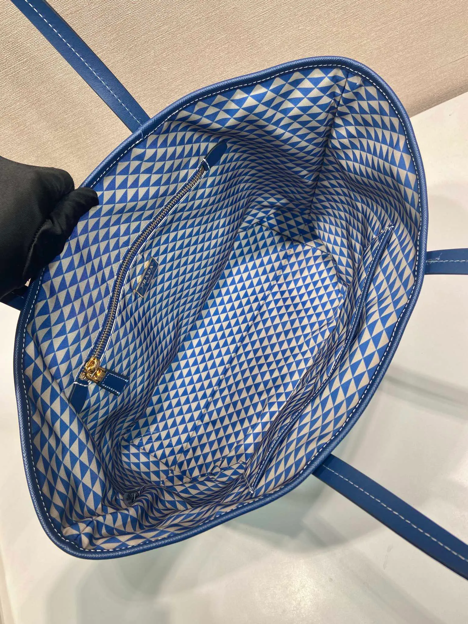 💰1160🎉New tote bag🎉1BD552 new product🎉🎉This Tessuto The Triangulum tote bag is made of imported printed nylon fabric with cross-grain cowhide. The triangular pattern is eye-catching in color and has a large capacity. It is really versatile😘😘The upper body effect is very stylish. Beauties, hurry up and get it🎉🎉. It is a must-have in spring and summer. It is also a popular style that will never go out of style🎉🎉 Length 33c Height 29x Bottom 14cm🎉🎉🎉💰💰💰