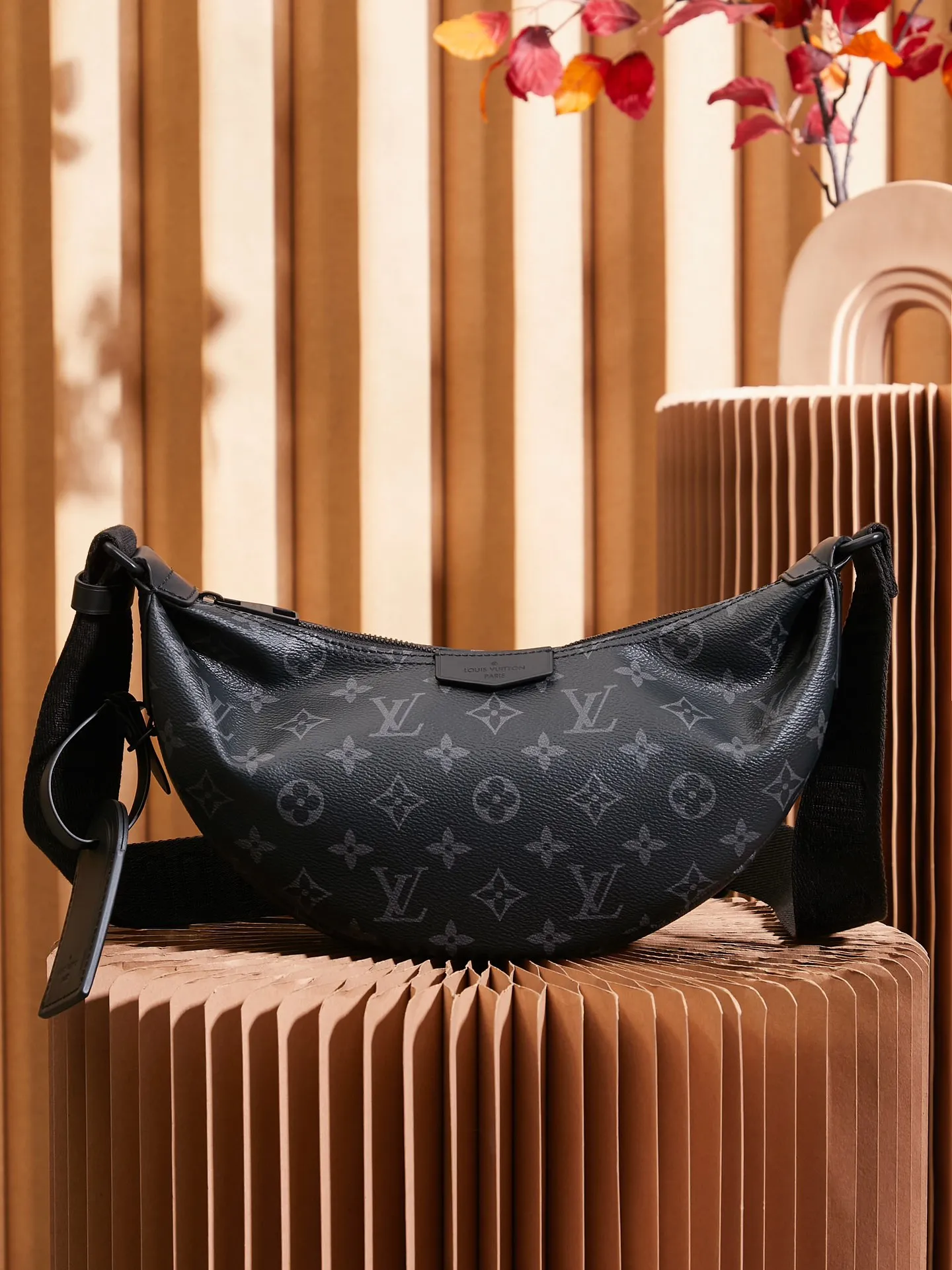 P¥700👉nfc dynamic chip version👈【Top inspection-free all-steel hardware】This small Hamac handbag condenses the classic design of the Hamac handbag, using Monogram Eclipse coated canvas to create a unique and close-fitting configuration. A detachable name tag adds recognition, and the adjustable shoulder strap makes it easy to tie around your waist or carry it on your chest or behind your back. Monogram Eclipse coated canvas - Calfskin trim - Textile lining - Main compartment with double zipper pulls - Internal patch pocket - Removable name tag - Shoulder strap: non-detachable, adjustable! ! Model: M47158; Size: 28.5x15x8CM
