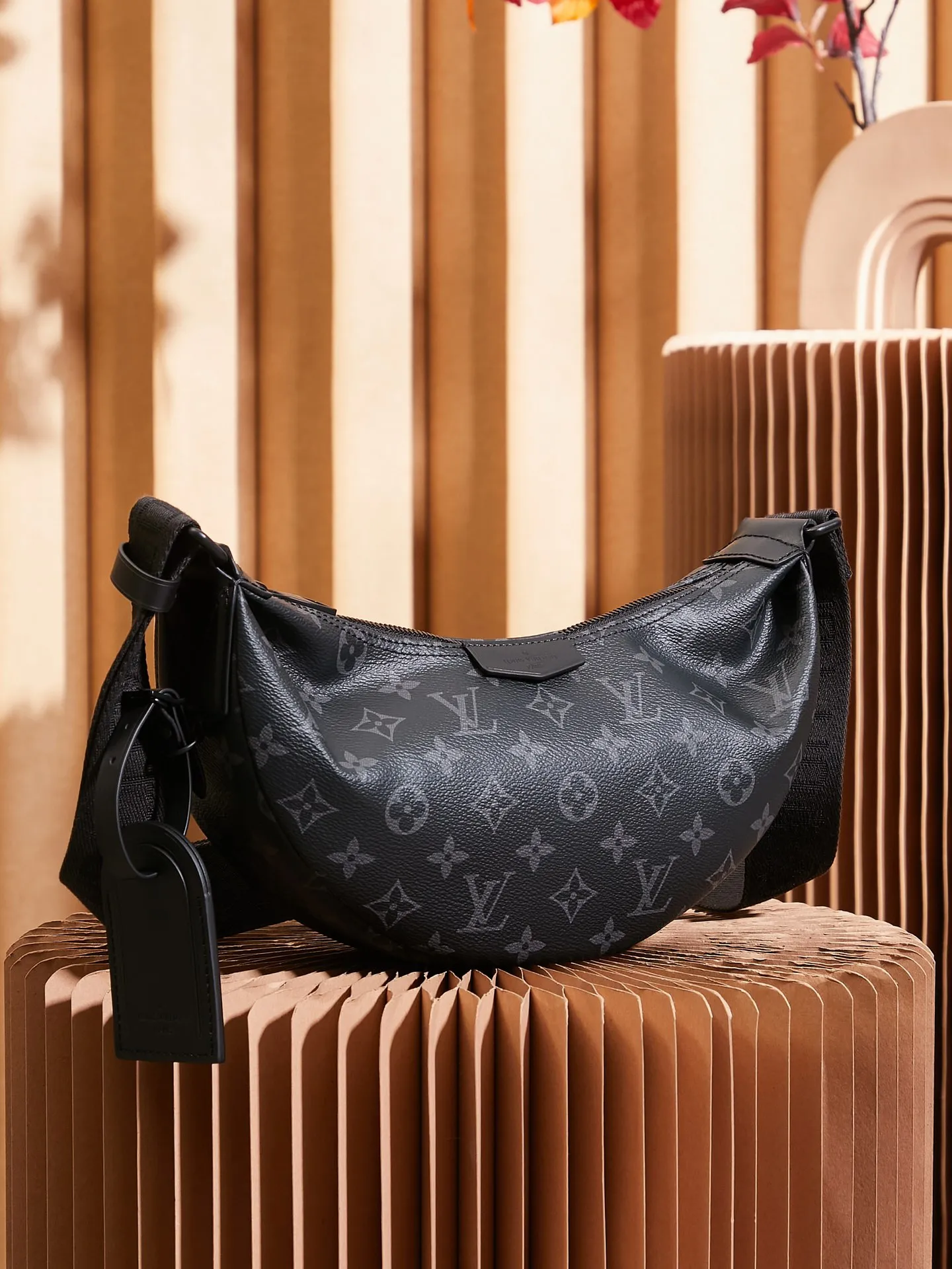 P¥700👉nfc dynamic chip version👈【Top inspection-free all-steel hardware】This small Hamac handbag condenses the classic design of the Hamac handbag, using Monogram Eclipse coated canvas to create a unique and close-fitting configuration. A detachable name tag adds recognition, and the adjustable shoulder strap makes it easy to tie around your waist or carry it on your chest or behind your back. Monogram Eclipse coated canvas - Calfskin trim - Textile lining - Main compartment with double zipper pulls - Internal patch pocket - Removable name tag - Shoulder strap: non-detachable, adjustable! ! Model: M47158; Size: 28.5x15x8CM