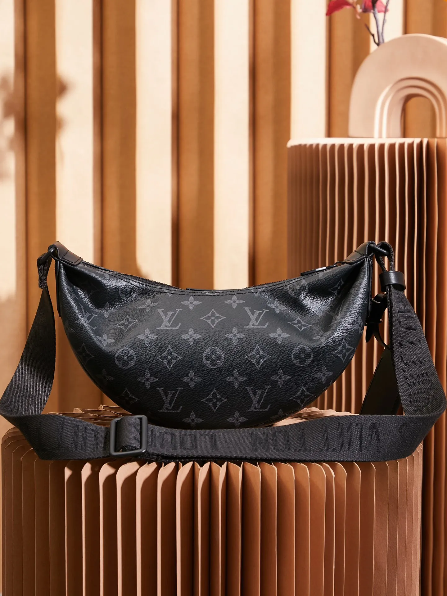 P¥700👉nfc dynamic chip version👈【Top inspection-free all-steel hardware】This small Hamac handbag condenses the classic design of the Hamac handbag, using Monogram Eclipse coated canvas to create a unique and close-fitting configuration. A detachable name tag adds recognition, and the adjustable shoulder strap makes it easy to tie around your waist or carry it on your chest or behind your back. Monogram Eclipse coated canvas - Calfskin trim - Textile lining - Main compartment with double zipper pulls - Internal patch pocket - Removable name tag - Shoulder strap: non-detachable, adjustable! ! Model: M47158; Size: 28.5x15x8CM