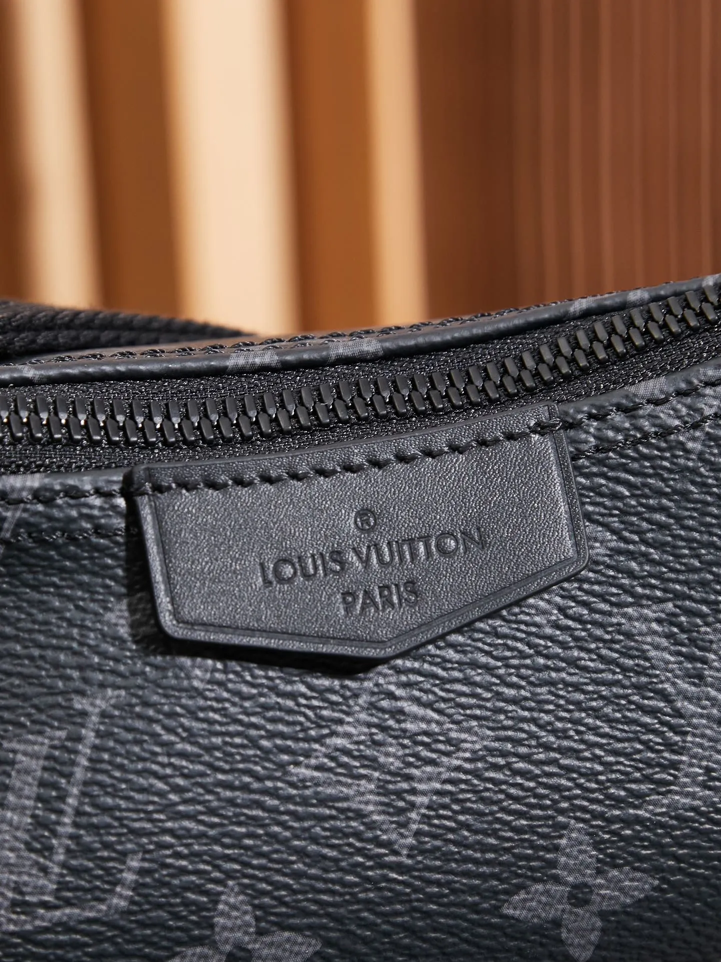 P¥700👉nfc dynamic chip version👈【Top inspection-free all-steel hardware】This small Hamac handbag condenses the classic design of the Hamac handbag, using Monogram Eclipse coated canvas to create a unique and close-fitting configuration. A detachable name tag adds recognition, and the adjustable shoulder strap makes it easy to tie around your waist or carry it on your chest or behind your back. Monogram Eclipse coated canvas - Calfskin trim - Textile lining - Main compartment with double zipper pulls - Internal patch pocket - Removable name tag - Shoulder strap: non-detachable, adjustable! ! Model: M47158; Size: 28.5x15x8CM