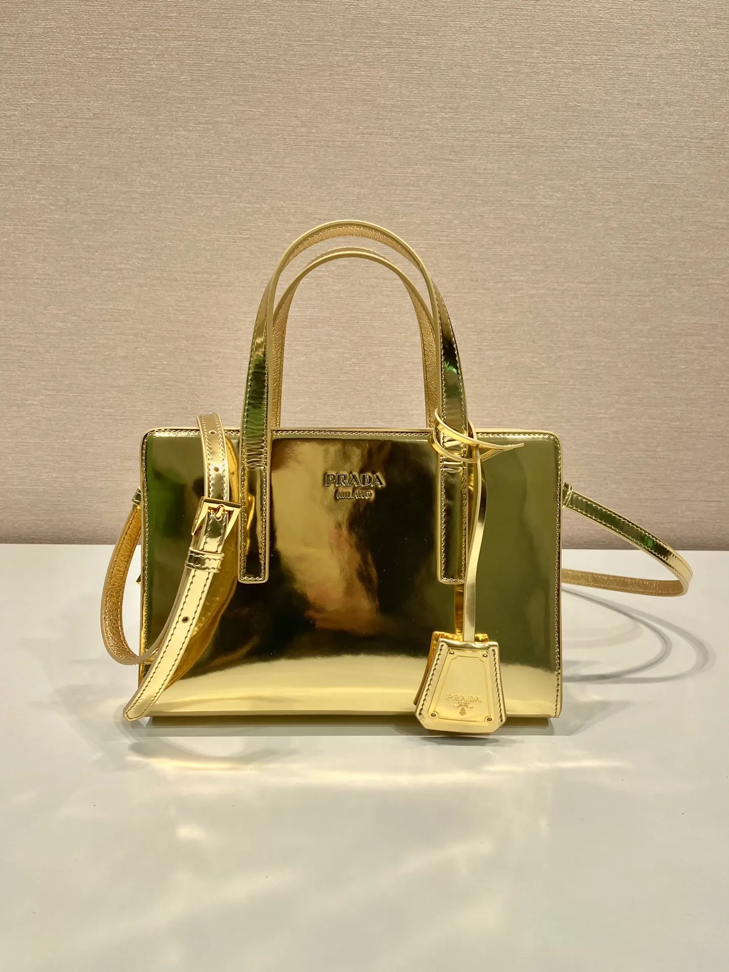 💰1500🎉mini shopping bag🎉1BA357 gold👏 This new handbag reproduces the iconic Re-Edition/1995, renovating it with an elegant geometric silhouette and clear simple lines. Equipped with a detachable long shoulder strap, it can also be carried by hand. The exquisite screen-printed engraved logo 👏 is meant to enhance the style. The exquisite glossy leather craftsmanship has a very cool upper body effect. A must-have for summer. Hurry up and get it, length 22x height 15x base 6.5cm🎉🎉🎉👏👏👏