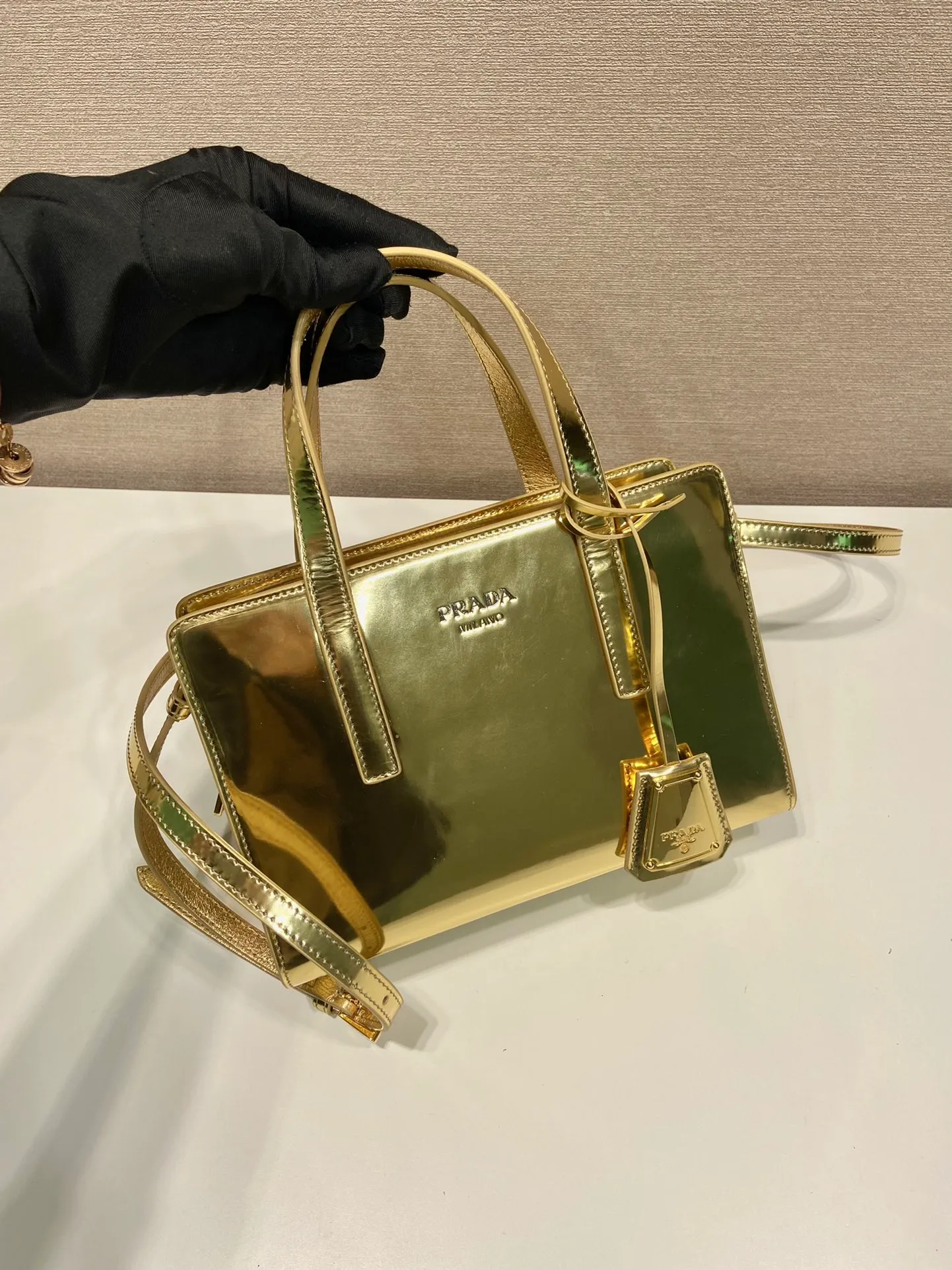 💰1500🎉mini shopping bag🎉1BA357 gold👏 This new handbag reproduces the iconic Re-Edition/1995, renovating it with an elegant geometric silhouette and clear simple lines. Equipped with a detachable long shoulder strap, it can also be carried by hand. The exquisite screen-printed engraved logo 👏 is meant to enhance the style. The exquisite glossy leather craftsmanship has a very cool upper body effect. A must-have for summer. Hurry up and get it, length 22x height 15x base 6.5cm🎉🎉🎉👏👏👏