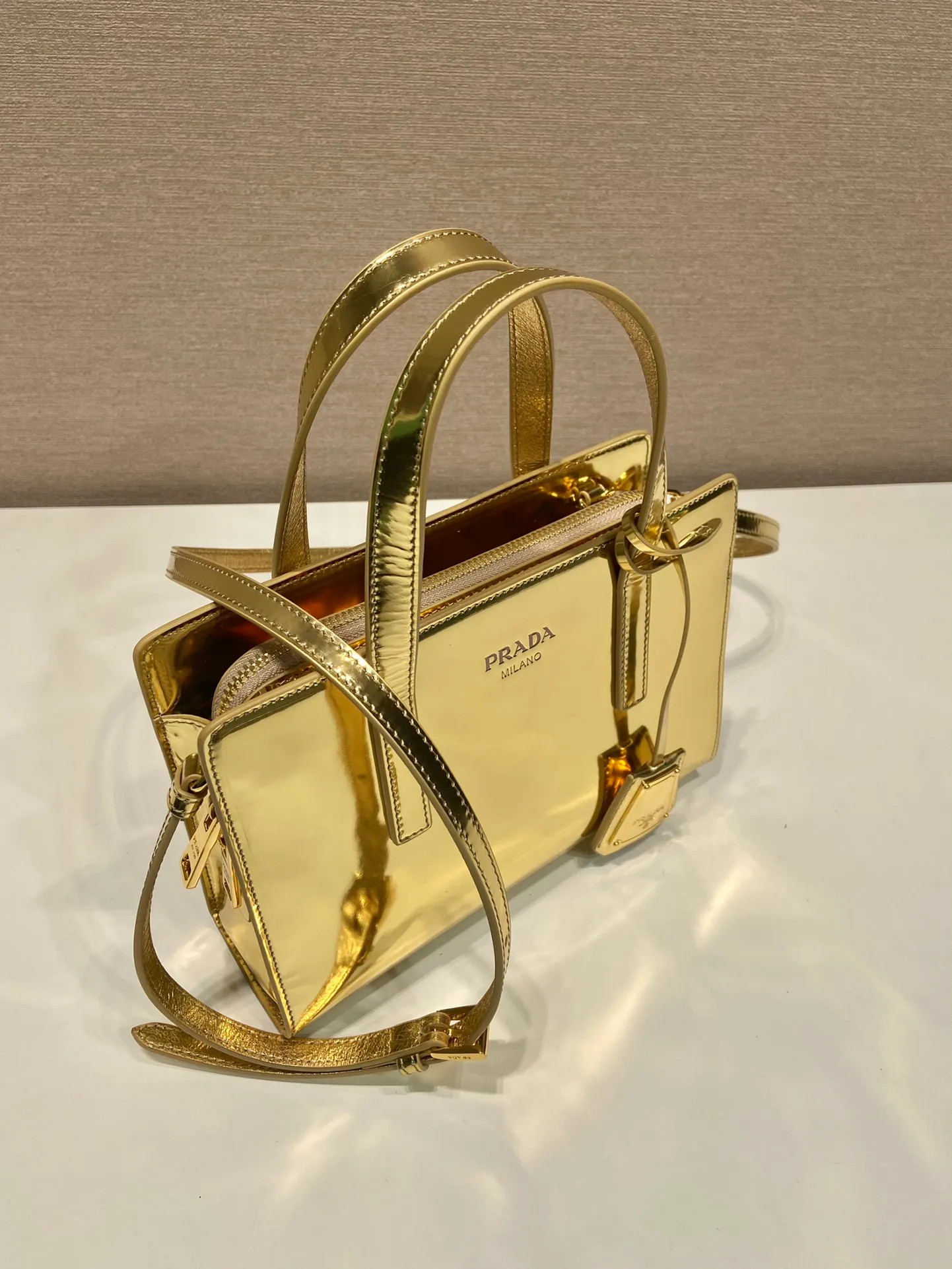 💰1500🎉mini shopping bag🎉1BA357 gold👏 This new handbag reproduces the iconic Re-Edition/1995, renovating it with an elegant geometric silhouette and clear simple lines. Equipped with a detachable long shoulder strap, it can also be carried by hand. The exquisite screen-printed engraved logo 👏 is meant to enhance the style. The exquisite glossy leather craftsmanship has a very cool upper body effect. A must-have for summer. Hurry up and get it, length 22x height 15x base 6.5cm🎉🎉🎉👏👏👏