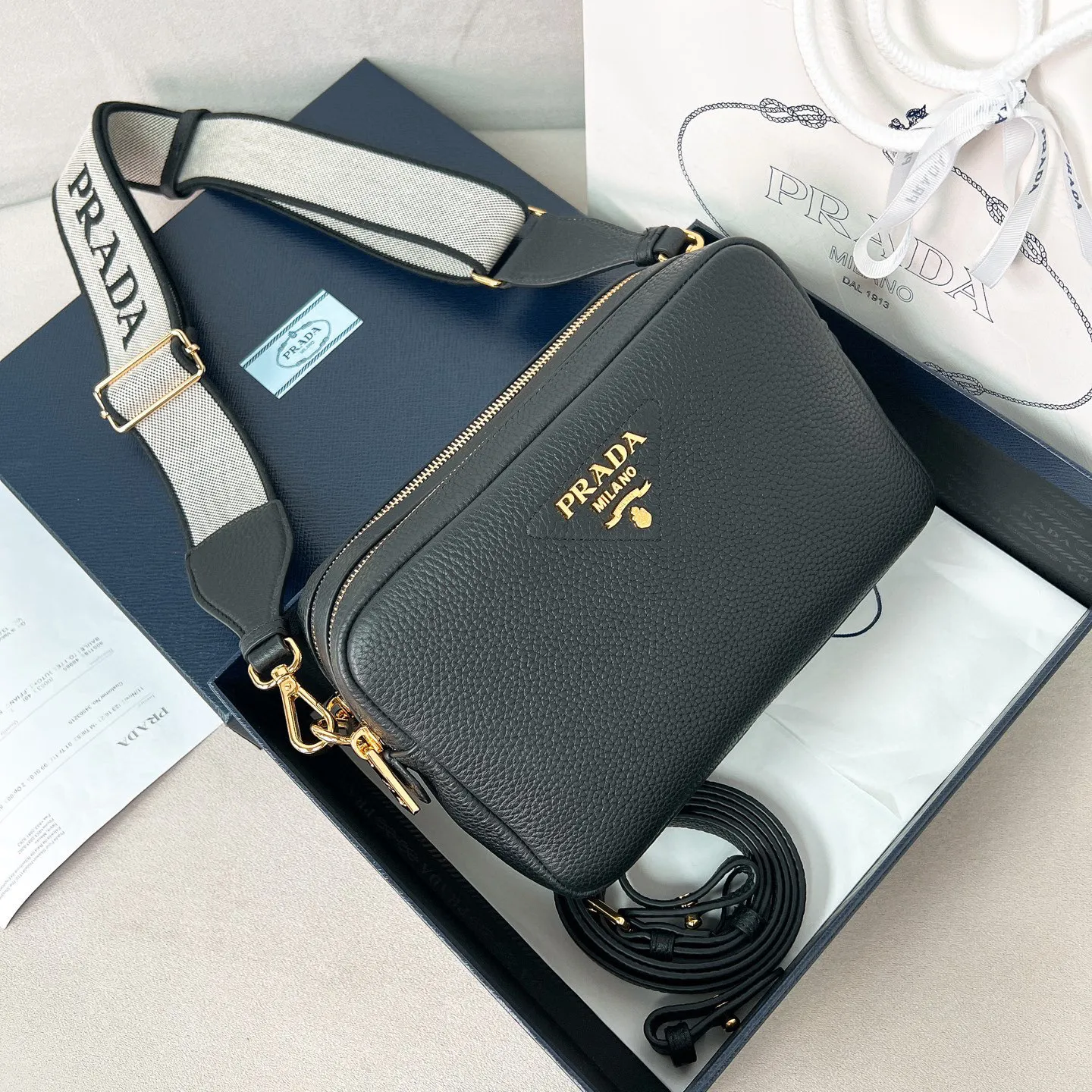💰1700 ✨New product launch✨The latest pebbled shoulder bag with double zipper 1BH082 is carefully made of soft textured pebbled calfskin. The bag has a rounded and soft silhouette. Multi-functional detachable embroidered shoulder straps and leather shoulder straps. Double zipper compartments for more convenient storage. Outstanding and elegant style. Can be carried by hand, shoulder or crossbody. A handbag that perfectly blends classic heritage with the trend of the times. A must-have for fairies. Black. Size 22*14.5*8.5cm.