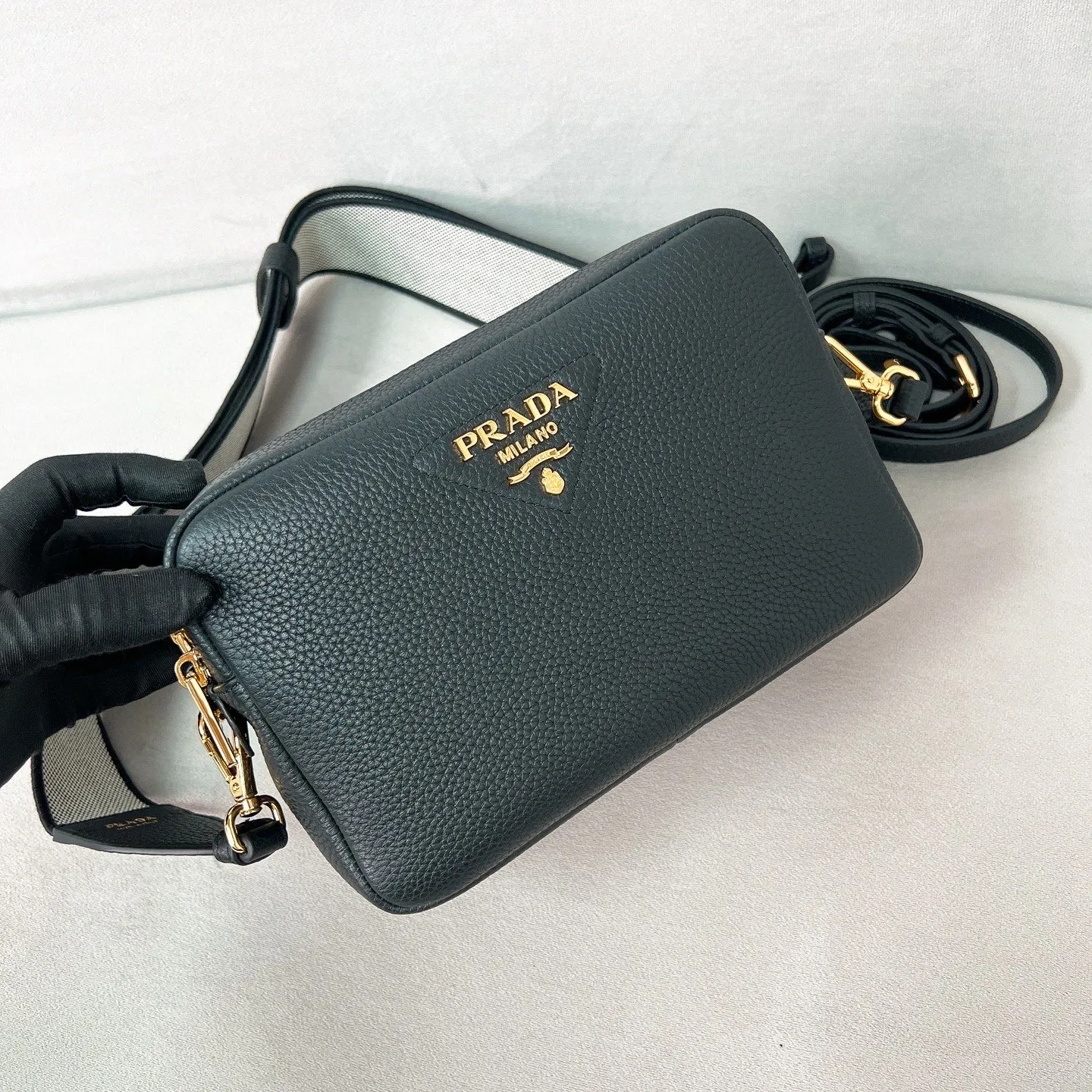 💰1700 ✨New product launch✨The latest pebbled shoulder bag with double zipper 1BH082 is carefully made of soft textured pebbled calfskin. The bag has a rounded and soft silhouette. Multi-functional detachable embroidered shoulder straps and leather shoulder straps. Double zipper compartments for more convenient storage. Outstanding and elegant style. Can be carried by hand, shoulder or crossbody. A handbag that perfectly blends classic heritage with the trend of the times. A must-have for fairies. Black. Size 22*14.5*8.5cm.