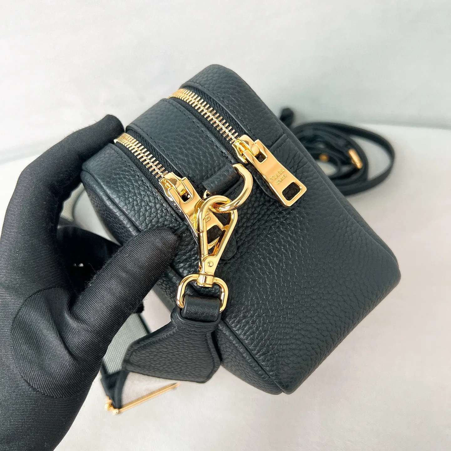 💰1700 ✨New product launch✨The latest pebbled shoulder bag with double zipper 1BH082 is carefully made of soft textured pebbled calfskin. The bag has a rounded and soft silhouette. Multi-functional detachable embroidered shoulder straps and leather shoulder straps. Double zipper compartments for more convenient storage. Outstanding and elegant style. Can be carried by hand, shoulder or crossbody. A handbag that perfectly blends classic heritage with the trend of the times. A must-have for fairies. Black. Size 22*14.5*8.5cm.
