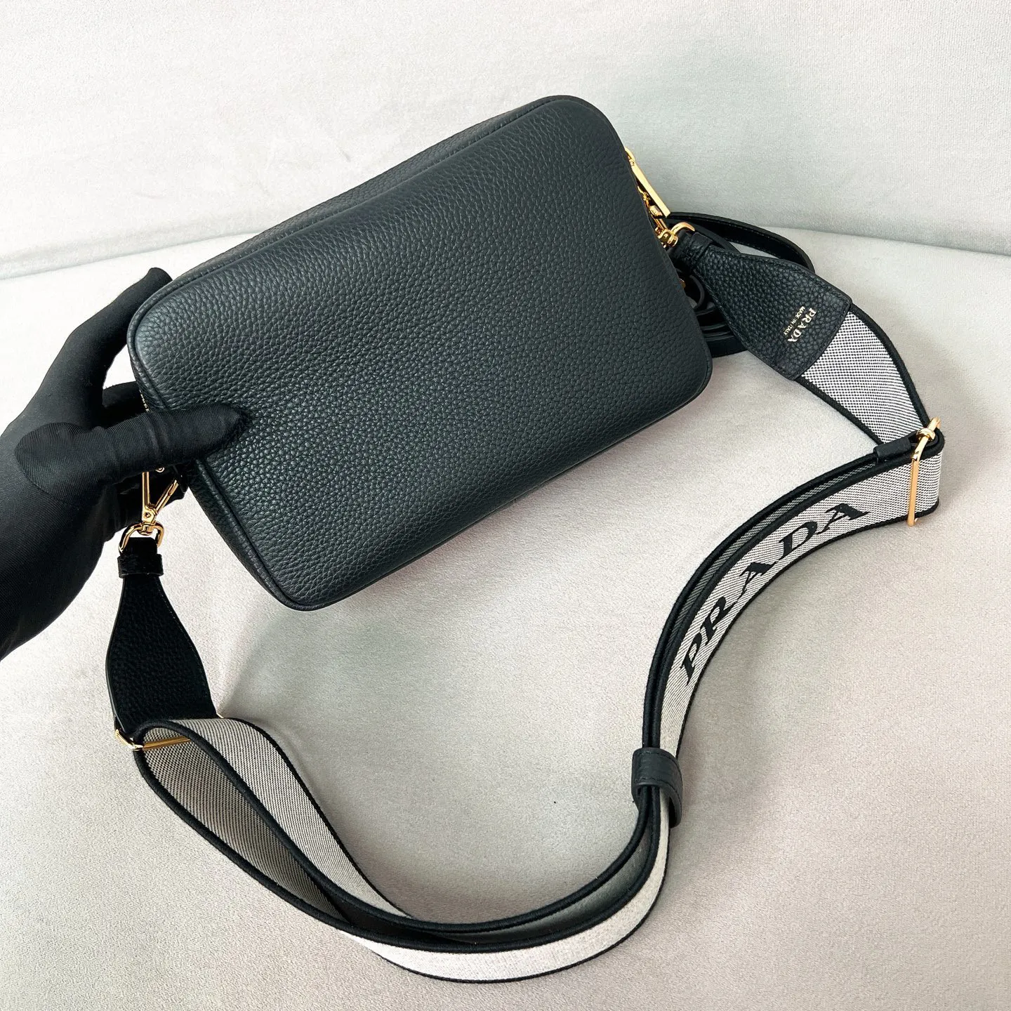 💰1700 ✨New product launch✨The latest pebbled shoulder bag with double zipper 1BH082 is carefully made of soft textured pebbled calfskin. The bag has a rounded and soft silhouette. Multi-functional detachable embroidered shoulder straps and leather shoulder straps. Double zipper compartments for more convenient storage. Outstanding and elegant style. Can be carried by hand, shoulder or crossbody. A handbag that perfectly blends classic heritage with the trend of the times. A must-have for fairies. Black. Size 22*14.5*8.5cm.