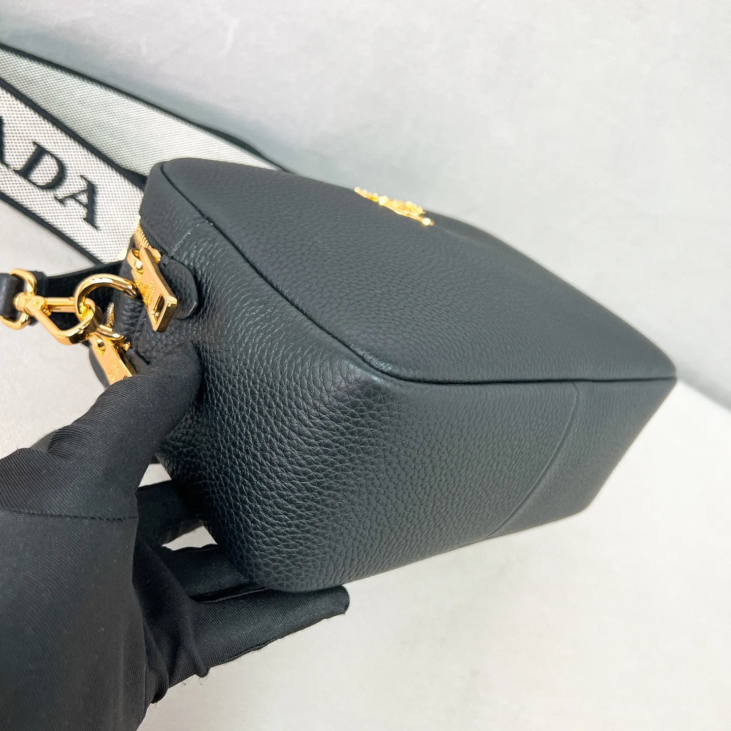 💰1700 ✨New product launch✨The latest pebbled shoulder bag with double zipper 1BH082 is carefully made of soft textured pebbled calfskin. The bag has a rounded and soft silhouette. Multi-functional detachable embroidered shoulder straps and leather shoulder straps. Double zipper compartments for more convenient storage. Outstanding and elegant style. Can be carried by hand, shoulder or crossbody. A handbag that perfectly blends classic heritage with the trend of the times. A must-have for fairies. Black. Size 22*14.5*8.5cm.