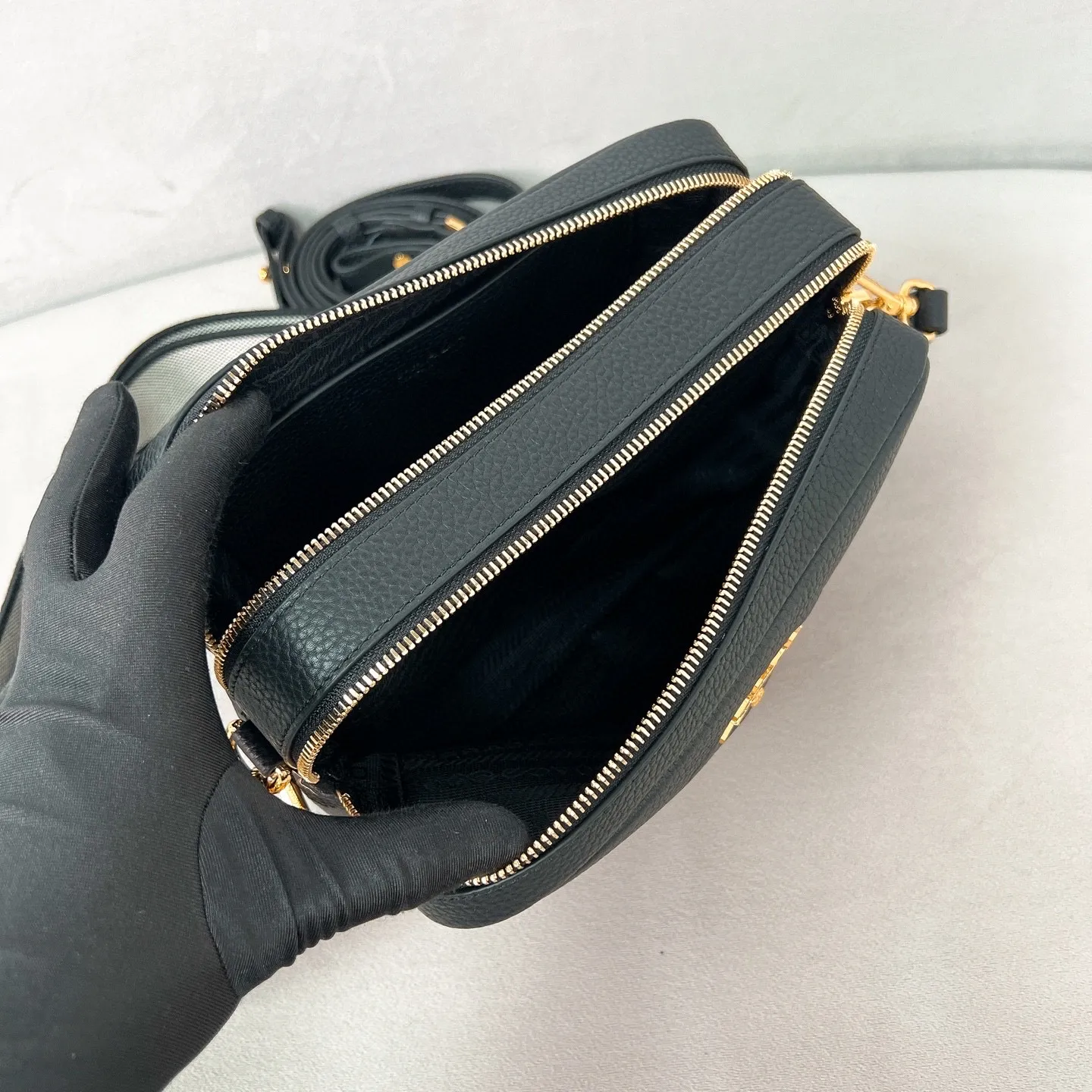 💰1700 ✨New product launch✨The latest pebbled shoulder bag with double zipper 1BH082 is carefully made of soft textured pebbled calfskin. The bag has a rounded and soft silhouette. Multi-functional detachable embroidered shoulder straps and leather shoulder straps. Double zipper compartments for more convenient storage. Outstanding and elegant style. Can be carried by hand, shoulder or crossbody. A handbag that perfectly blends classic heritage with the trend of the times. A must-have for fairies. Black. Size 22*14.5*8.5cm.