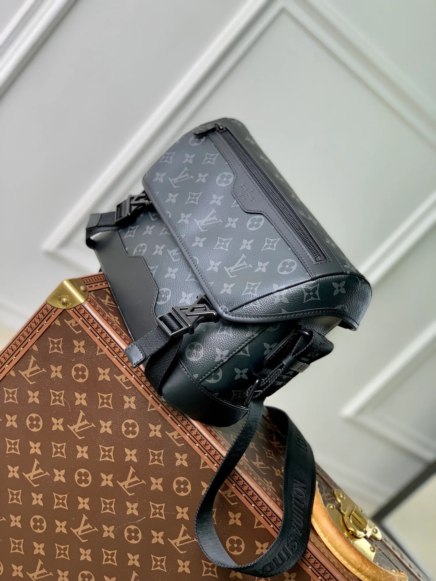 P¥820👉nfc163C01 dynamic chip version👈 [Top inspection-free all-steel hardware] M12517 black flower Voyager small messenger bag is made of Monogram Eclipse canvas to create a comfortable and portable configuration, which can easily accommodate tablets, chargers and other daily needs. The quick-release buckle features the LV monogram, and the adjustable shoulder strap allows for shoulder or cross-body wear. 22.5 x 11 x 33 cm (height x width x length)
