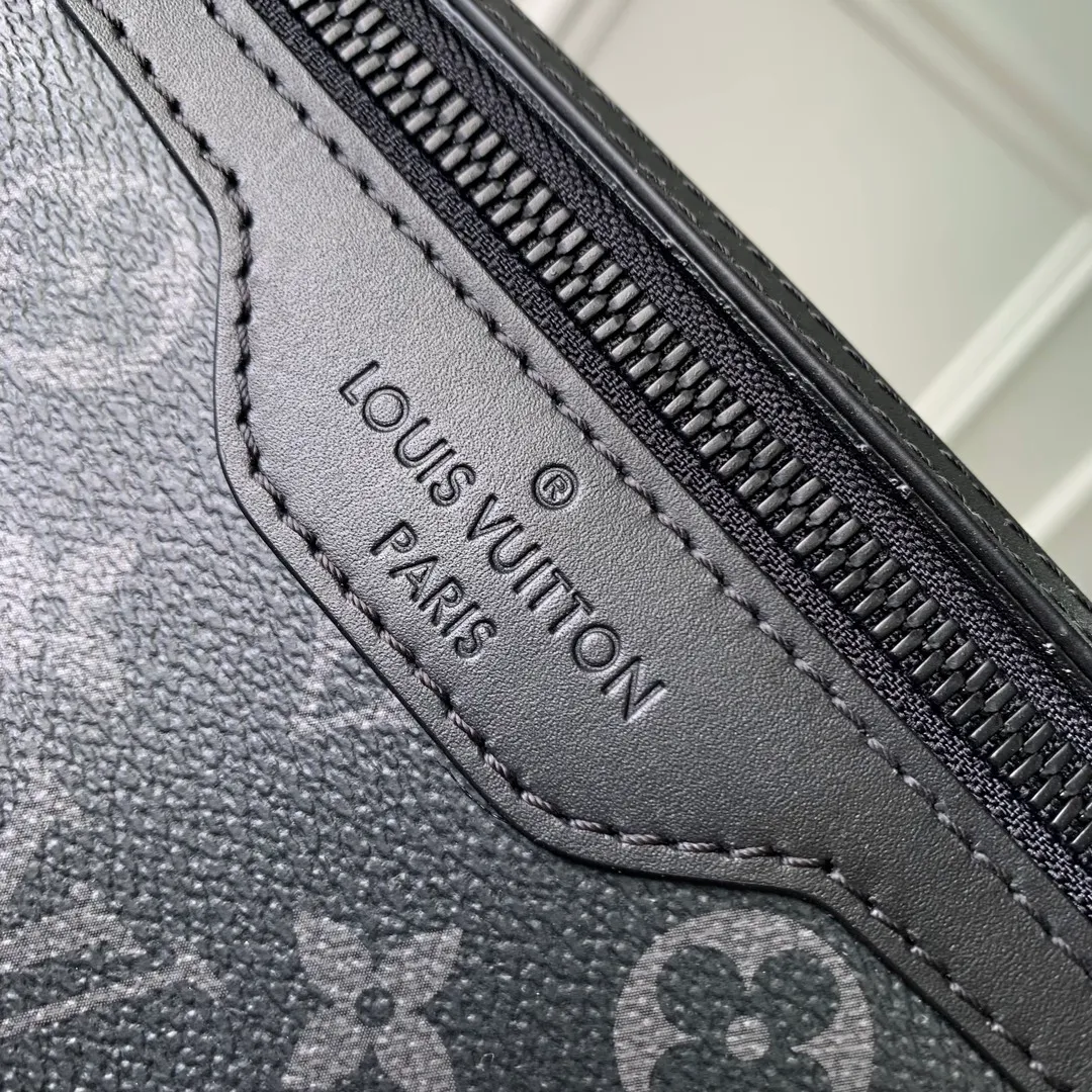P¥820👉nfc163C01 dynamic chip version👈 [Top inspection-free all-steel hardware] M12517 black flower Voyager small messenger bag is made of Monogram Eclipse canvas to create a comfortable and portable configuration, which can easily accommodate tablets, chargers and other daily needs. The quick-release buckle features the LV monogram, and the adjustable shoulder strap allows for shoulder or cross-body wear. 22.5 x 11 x 33 cm (height x width x length)