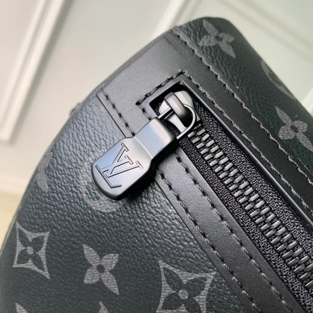 P¥820👉nfc163C01 dynamic chip version👈 [Top inspection-free all-steel hardware] M12517 black flower Voyager small messenger bag is made of Monogram Eclipse canvas to create a comfortable and portable configuration, which can easily accommodate tablets, chargers and other daily needs. The quick-release buckle features the LV monogram, and the adjustable shoulder strap allows for shoulder or cross-body wear. 22.5 x 11 x 33 cm (height x width x length)