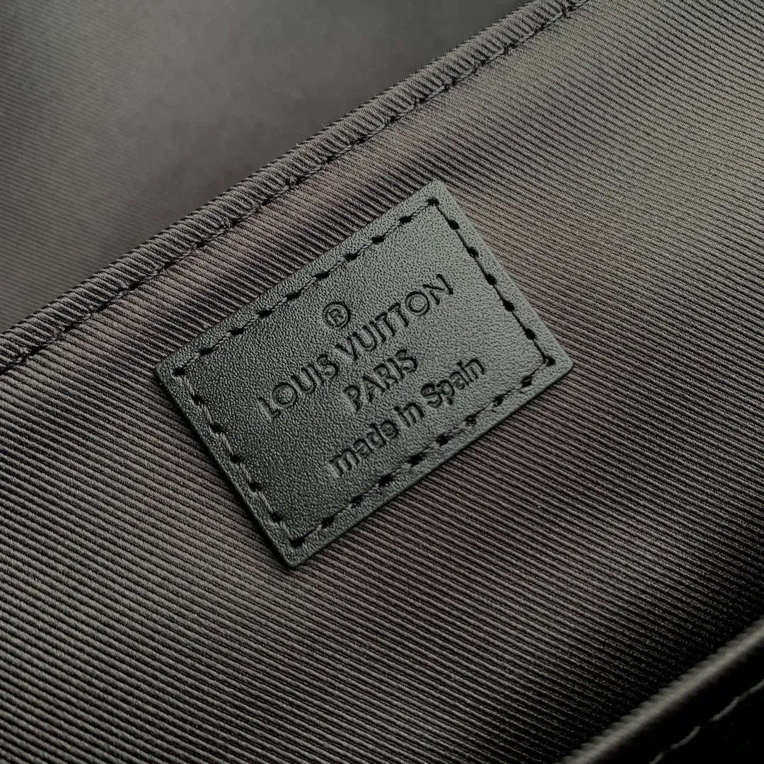 P¥820👉nfc163C01 dynamic chip version👈 [Top inspection-free all-steel hardware] M12517 black flower Voyager small messenger bag is made of Monogram Eclipse canvas to create a comfortable and portable configuration, which can easily accommodate tablets, chargers and other daily needs. The quick-release buckle features the LV monogram, and the adjustable shoulder strap allows for shoulder or cross-body wear. 22.5 x 11 x 33 cm (height x width x length)