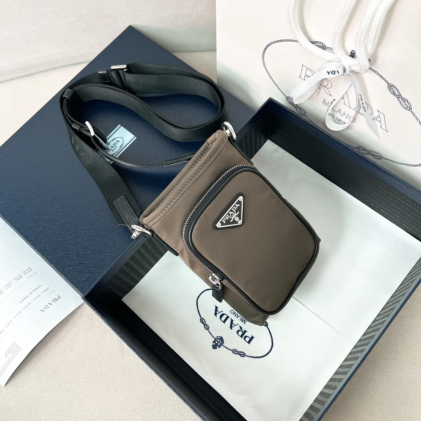 💰760✨Mobile phone bag vertical version 2ZH155, super versatile and good-looking, fashionable people must buy it! Classic triangular enamel logo Adjustable nylon webbing shoulder strap and vertical rope opening and closing The shoulder strap can be adjusted by yourself. Full score for handsomeness. Perfect details comparable to brick cabinets Super 5🌟Rating Size: 13*18 Forest Green