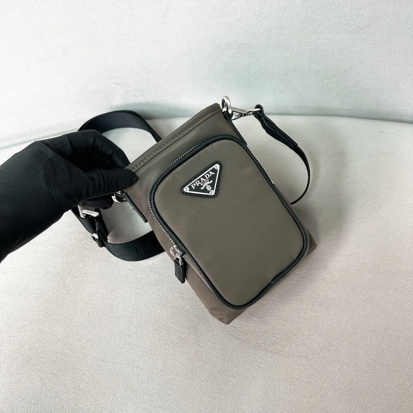 💰760✨Mobile phone bag vertical version 2ZH155, super versatile and good-looking, fashionable people must buy it! Classic triangular enamel logo Adjustable nylon webbing shoulder strap and vertical rope opening and closing The shoulder strap can be adjusted by yourself. Full score for handsomeness. Perfect details comparable to brick cabinets Super 5🌟Rating Size: 13*18 Forest Green