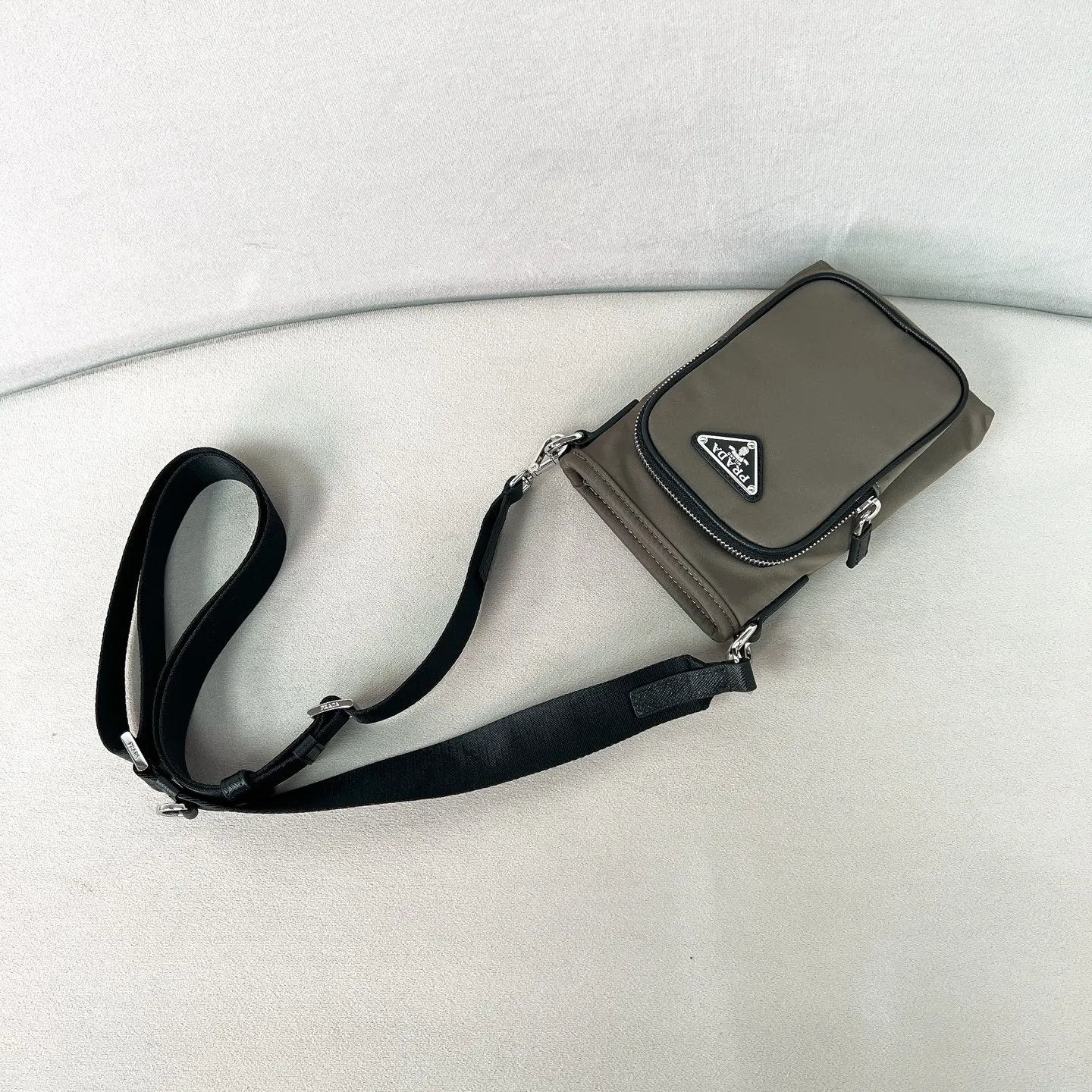 💰760✨Mobile phone bag vertical version 2ZH155, super versatile and good-looking, fashionable people must buy it! Classic triangular enamel logo Adjustable nylon webbing shoulder strap and vertical rope opening and closing The shoulder strap can be adjusted by yourself. Full score for handsomeness. Perfect details comparable to brick cabinets Super 5🌟Rating Size: 13*18 Forest Green