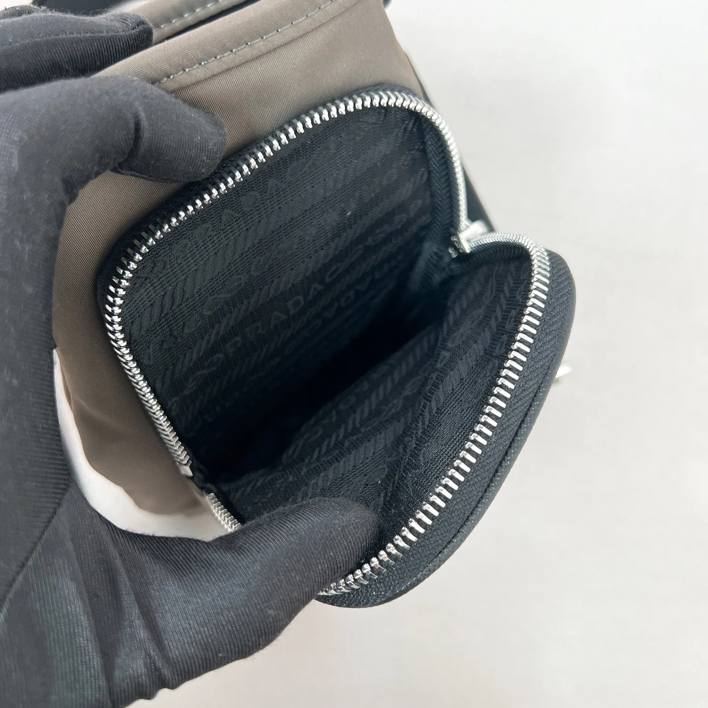 💰760✨Mobile phone bag vertical version 2ZH155, super versatile and good-looking, fashionable people must buy it! Classic triangular enamel logo Adjustable nylon webbing shoulder strap and vertical rope opening and closing The shoulder strap can be adjusted by yourself. Full score for handsomeness. Perfect details comparable to brick cabinets Super 5🌟Rating Size: 13*18 Forest Green