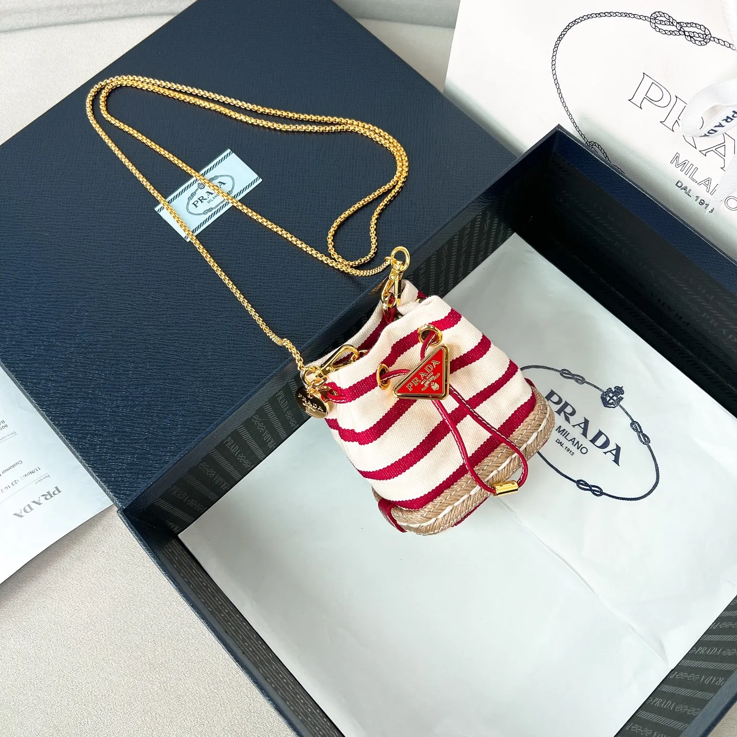 💰780✨New product debut✨New Mariner small lucky bag 1NR016 is made of canvas material with woven bottom and is equipped with a gold metal logo and a circular logo. The overall bag body is very cute and lightweight. The style is elegant and outstanding. It shows the charm of summer. A handbag that perfectly combines classic heritage and the trend of the times. A must-have for fairies. Size 9.5*9*6cm