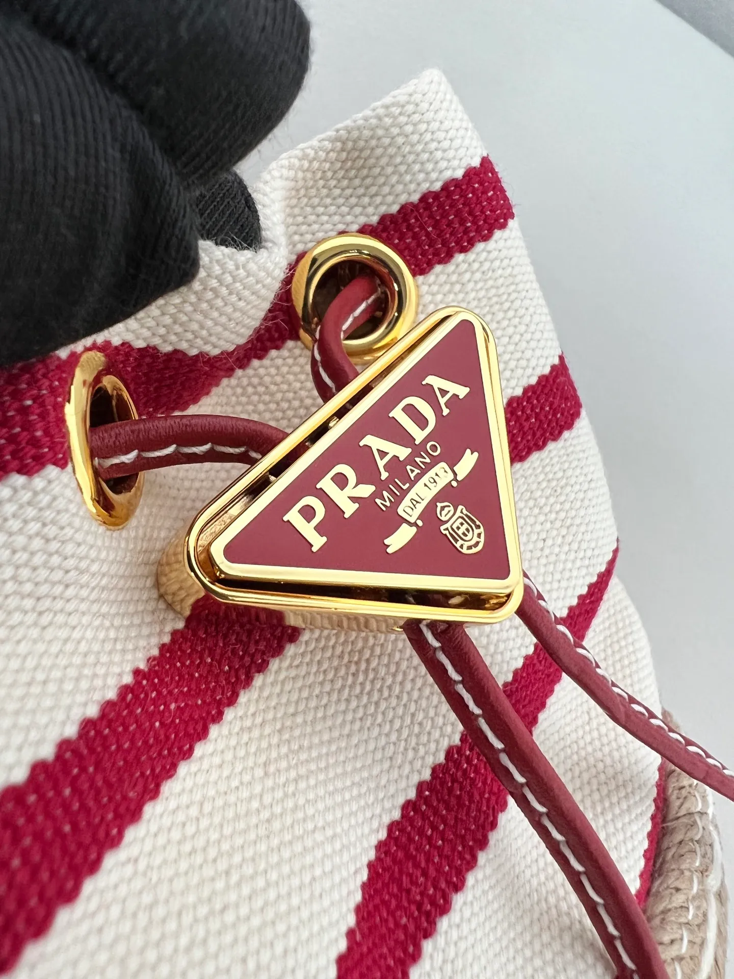 💰780✨New product debut✨New Mariner small lucky bag 1NR016 is made of canvas material with woven bottom and is equipped with a gold metal logo and a circular logo. The overall bag body is very cute and lightweight. The style is elegant and outstanding. It shows the charm of summer. A handbag that perfectly combines classic heritage and the trend of the times. A must-have for fairies. Size 9.5*9*6cm