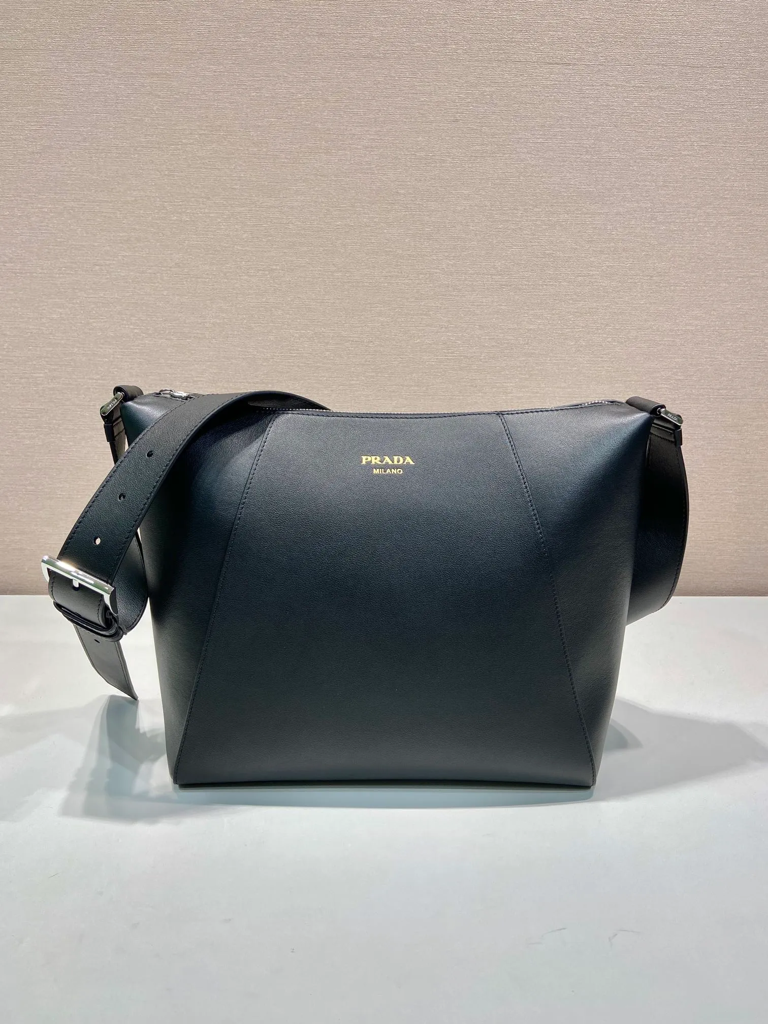 💰1720🎉New messenger bag🎉2VH177🎉🎉 This handbag is made of soft grained leather. The soft touch highlights the simple linear silhouette and highlights the casual attitude. The minimalist design, with adjustable shoulder strap and rich details, is a vivid expression of the exquisite skills of the brand's craftsmen. It is embellished with an elegant letter logo, highlighting the refined and simple beauty of the shape. If you like babies, hurry up and get it😎😎 Length 30x Height 27.5x Bottom 14cm🎉🎉🎉💰💰💰