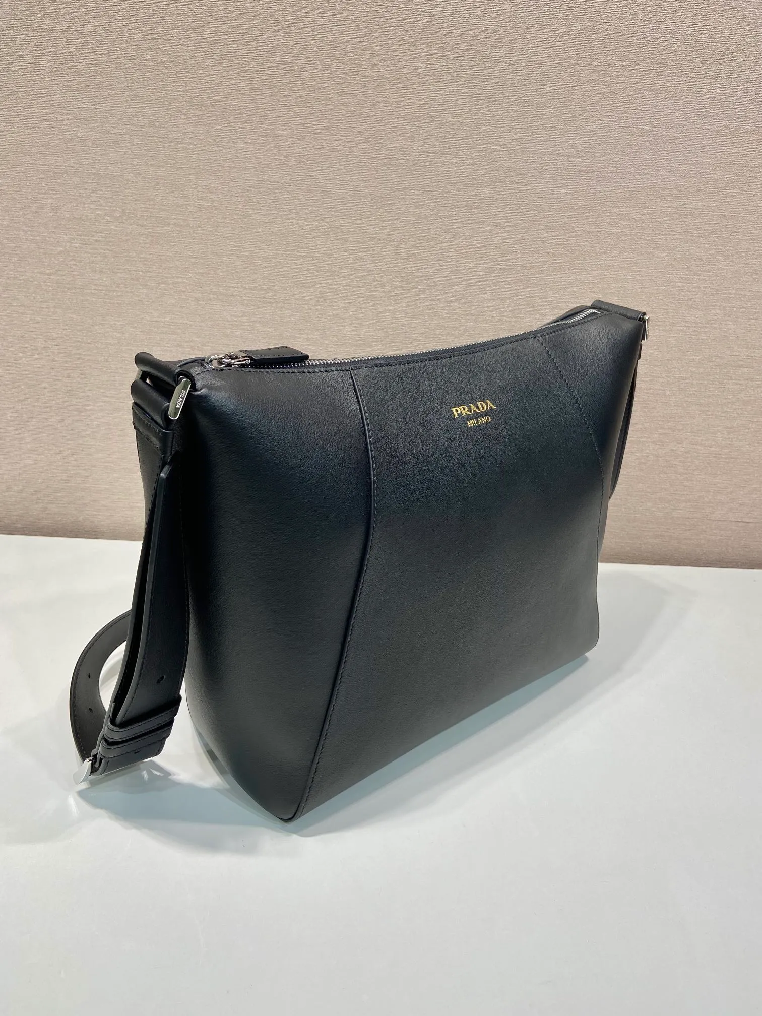 💰1720🎉New messenger bag🎉2VH177🎉🎉 This handbag is made of soft grained leather. The soft touch highlights the simple linear silhouette and highlights the casual attitude. The minimalist design, with adjustable shoulder strap and rich details, is a vivid expression of the exquisite skills of the brand's craftsmen. It is embellished with an elegant letter logo, highlighting the refined and simple beauty of the shape. If you like babies, hurry up and get it😎😎 Length 30x Height 27.5x Bottom 14cm🎉🎉🎉💰💰💰