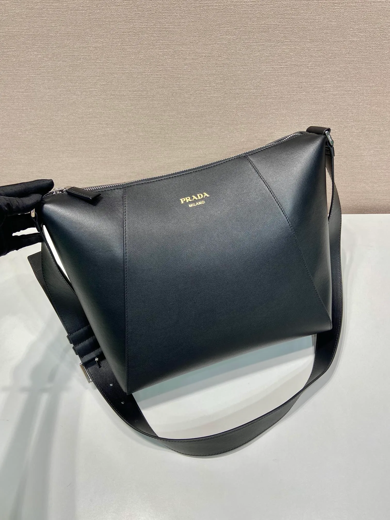 💰1720🎉New messenger bag🎉2VH177🎉🎉 This handbag is made of soft grained leather. The soft touch highlights the simple linear silhouette and highlights the casual attitude. The minimalist design, with adjustable shoulder strap and rich details, is a vivid expression of the exquisite skills of the brand's craftsmen. It is embellished with an elegant letter logo, highlighting the refined and simple beauty of the shape. If you like babies, hurry up and get it😎😎 Length 30x Height 27.5x Bottom 14cm🎉🎉🎉💰💰💰