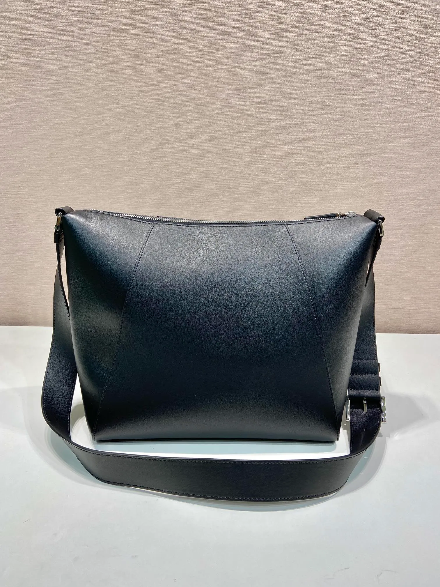 💰1720🎉New messenger bag🎉2VH177🎉🎉 This handbag is made of soft grained leather. The soft touch highlights the simple linear silhouette and highlights the casual attitude. The minimalist design, with adjustable shoulder strap and rich details, is a vivid expression of the exquisite skills of the brand's craftsmen. It is embellished with an elegant letter logo, highlighting the refined and simple beauty of the shape. If you like babies, hurry up and get it😎😎 Length 30x Height 27.5x Bottom 14cm🎉🎉🎉💰💰💰