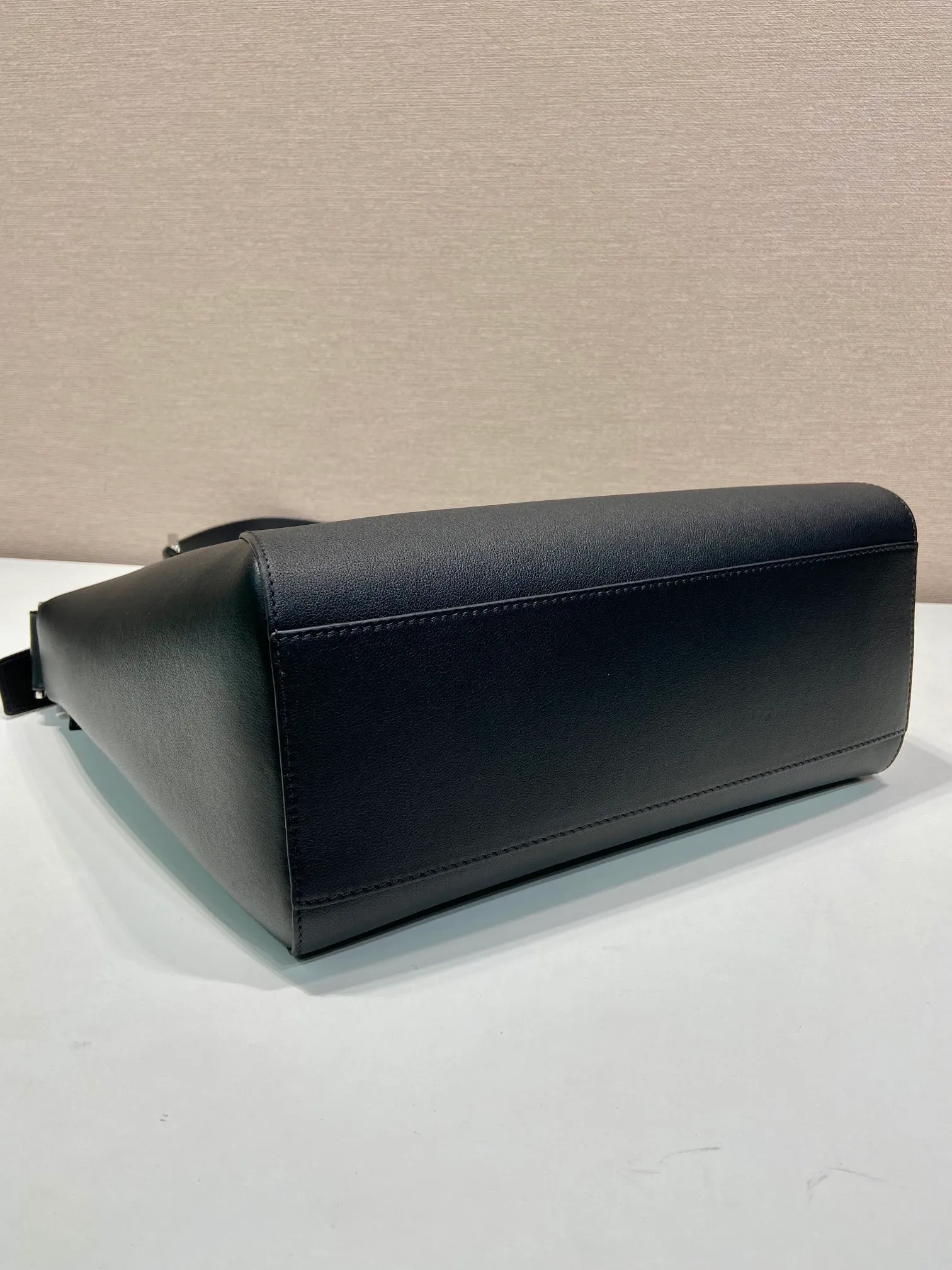 💰1720🎉New messenger bag🎉2VH177🎉🎉 This handbag is made of soft grained leather. The soft touch highlights the simple linear silhouette and highlights the casual attitude. The minimalist design, with adjustable shoulder strap and rich details, is a vivid expression of the exquisite skills of the brand's craftsmen. It is embellished with an elegant letter logo, highlighting the refined and simple beauty of the shape. If you like babies, hurry up and get it😎😎 Length 30x Height 27.5x Bottom 14cm🎉🎉🎉💰💰💰