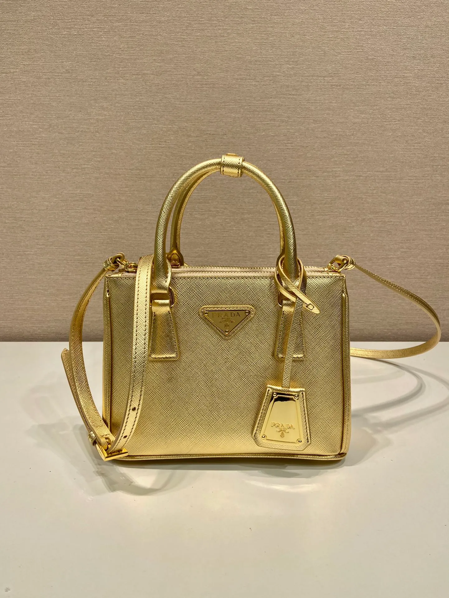 💰1700🎉Mini killer🎉1BA906, gold🎉🎉This Galleria handbag is made of iconic Saffiano leather, equipped with a detachable shoulder strap and top brushed hardware👍👍It is a chic interpretation of classic timeless elegance. For beauties in the current era of fashionable small bags. It’s worth owning, it can be used easily for girls’ daily travel📱💄🚗🔑, it has a large capacity, is beautiful and practical🙊🙊It is a bag that will never go out of style anytime you use it😘😘Hurry up and get it👏👏 Length 20x Height 15x Bottom 9.5cm