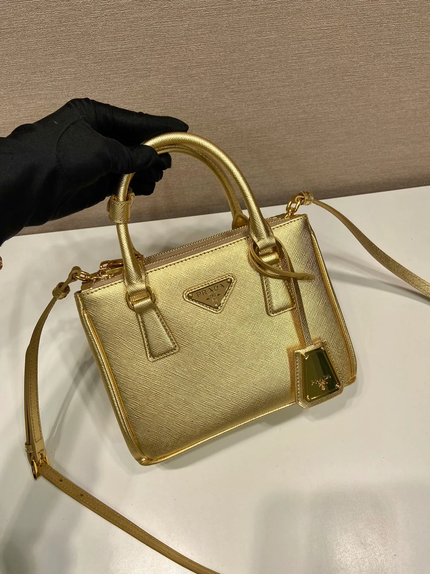 💰1700🎉Mini killer🎉1BA906, gold🎉🎉This Galleria handbag is made of iconic Saffiano leather, equipped with a detachable shoulder strap and top brushed hardware👍👍It is a chic interpretation of classic timeless elegance. For beauties in the current era of fashionable small bags. It’s worth owning, it can be used easily for girls’ daily travel📱💄🚗🔑, it has a large capacity, is beautiful and practical🙊🙊It is a bag that will never go out of style anytime you use it😘😘Hurry up and get it👏👏 Length 20x Height 15x Bottom 9.5cm