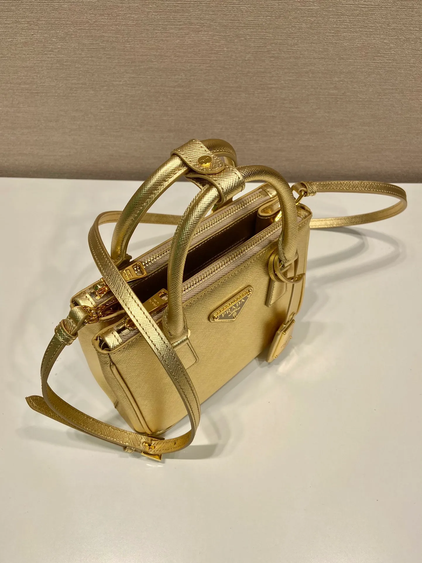 💰1700🎉Mini killer🎉1BA906, gold🎉🎉This Galleria handbag is made of iconic Saffiano leather, equipped with a detachable shoulder strap and top brushed hardware👍👍It is a chic interpretation of classic timeless elegance. For beauties in the current era of fashionable small bags. It’s worth owning, it can be used easily for girls’ daily travel📱💄🚗🔑, it has a large capacity, is beautiful and practical🙊🙊It is a bag that will never go out of style anytime you use it😘😘Hurry up and get it👏👏 Length 20x Height 15x Bottom 9.5cm
