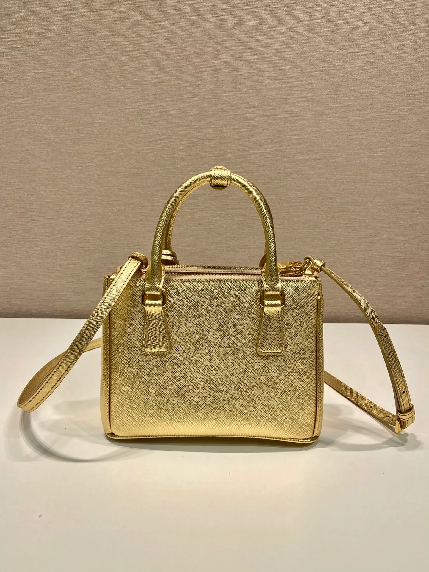💰1700🎉Mini killer🎉1BA906, gold🎉🎉This Galleria handbag is made of iconic Saffiano leather, equipped with a detachable shoulder strap and top brushed hardware👍👍It is a chic interpretation of classic timeless elegance. For beauties in the current era of fashionable small bags. It’s worth owning, it can be used easily for girls’ daily travel📱💄🚗🔑, it has a large capacity, is beautiful and practical🙊🙊It is a bag that will never go out of style anytime you use it😘😘Hurry up and get it👏👏 Length 20x Height 15x Bottom 9.5cm