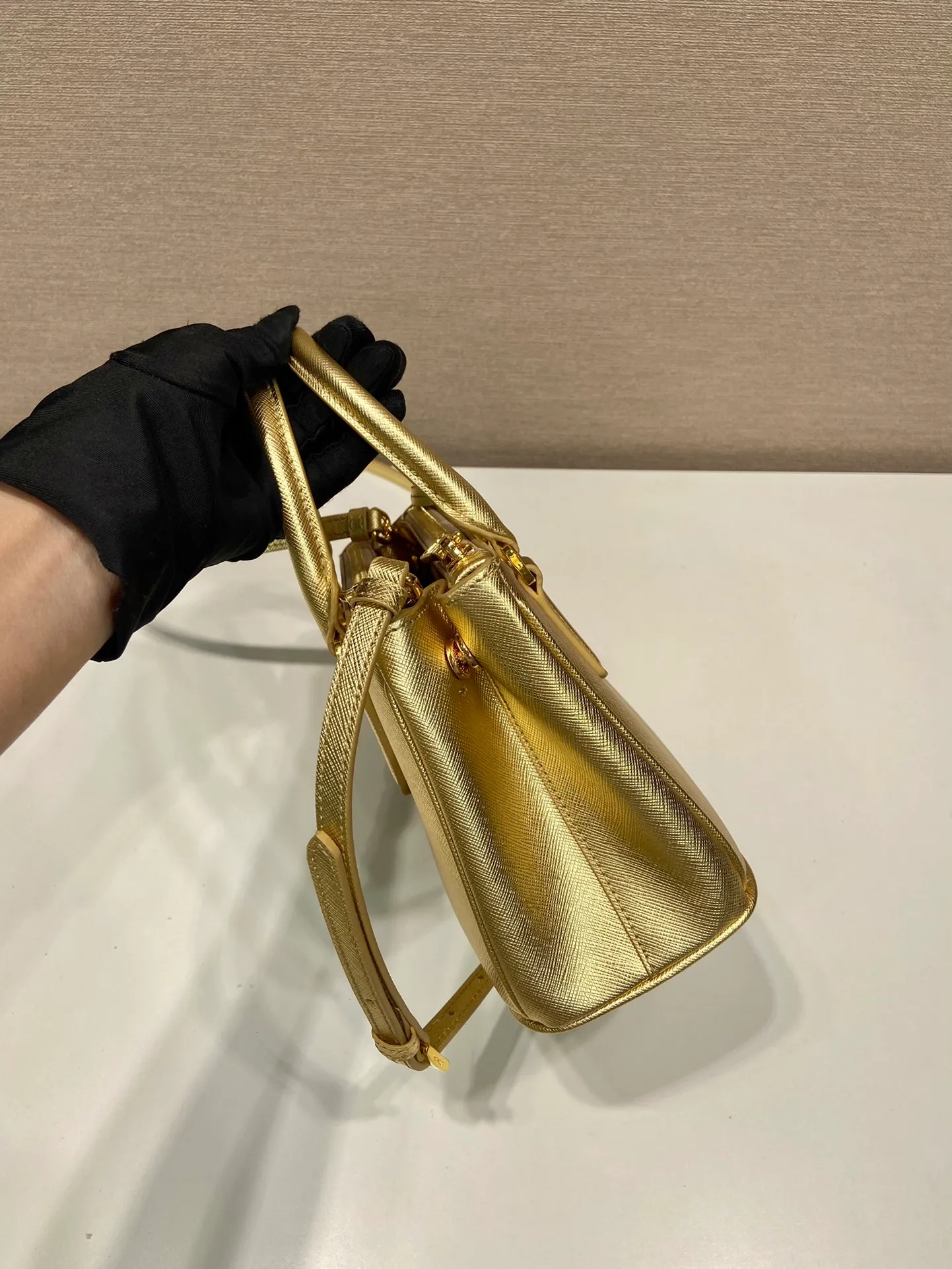 💰1700🎉Mini killer🎉1BA906, gold🎉🎉This Galleria handbag is made of iconic Saffiano leather, equipped with a detachable shoulder strap and top brushed hardware👍👍It is a chic interpretation of classic timeless elegance. For beauties in the current era of fashionable small bags. It’s worth owning, it can be used easily for girls’ daily travel📱💄🚗🔑, it has a large capacity, is beautiful and practical🙊🙊It is a bag that will never go out of style anytime you use it😘😘Hurry up and get it👏👏 Length 20x Height 15x Bottom 9.5cm
