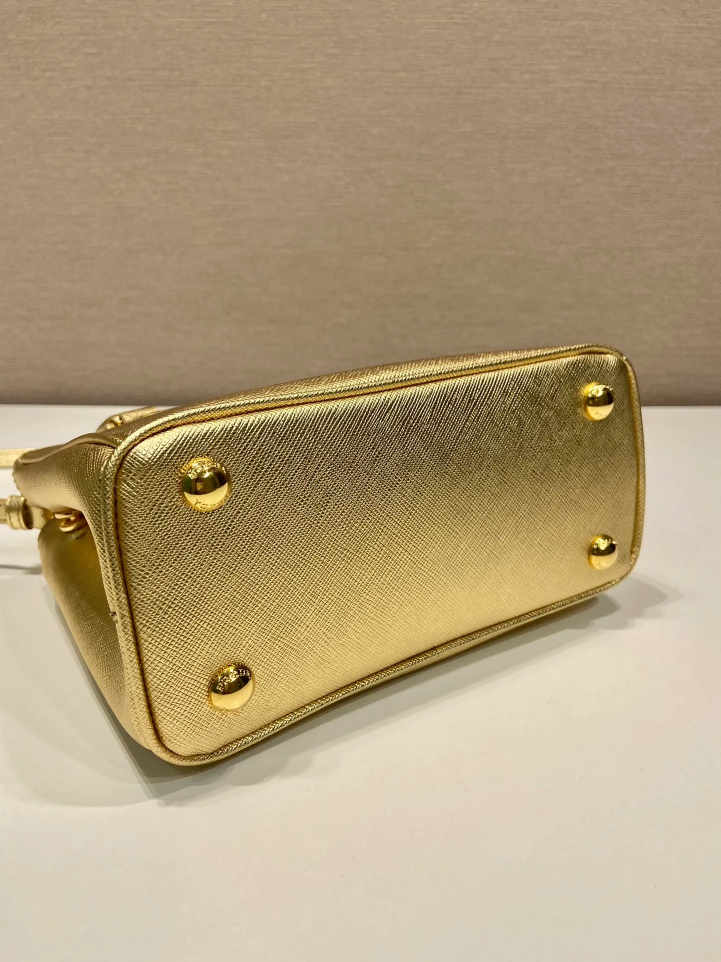 💰1700🎉Mini killer🎉1BA906, gold🎉🎉This Galleria handbag is made of iconic Saffiano leather, equipped with a detachable shoulder strap and top brushed hardware👍👍It is a chic interpretation of classic timeless elegance. For beauties in the current era of fashionable small bags. It’s worth owning, it can be used easily for girls’ daily travel📱💄🚗🔑, it has a large capacity, is beautiful and practical🙊🙊It is a bag that will never go out of style anytime you use it😘😘Hurry up and get it👏👏 Length 20x Height 15x Bottom 9.5cm