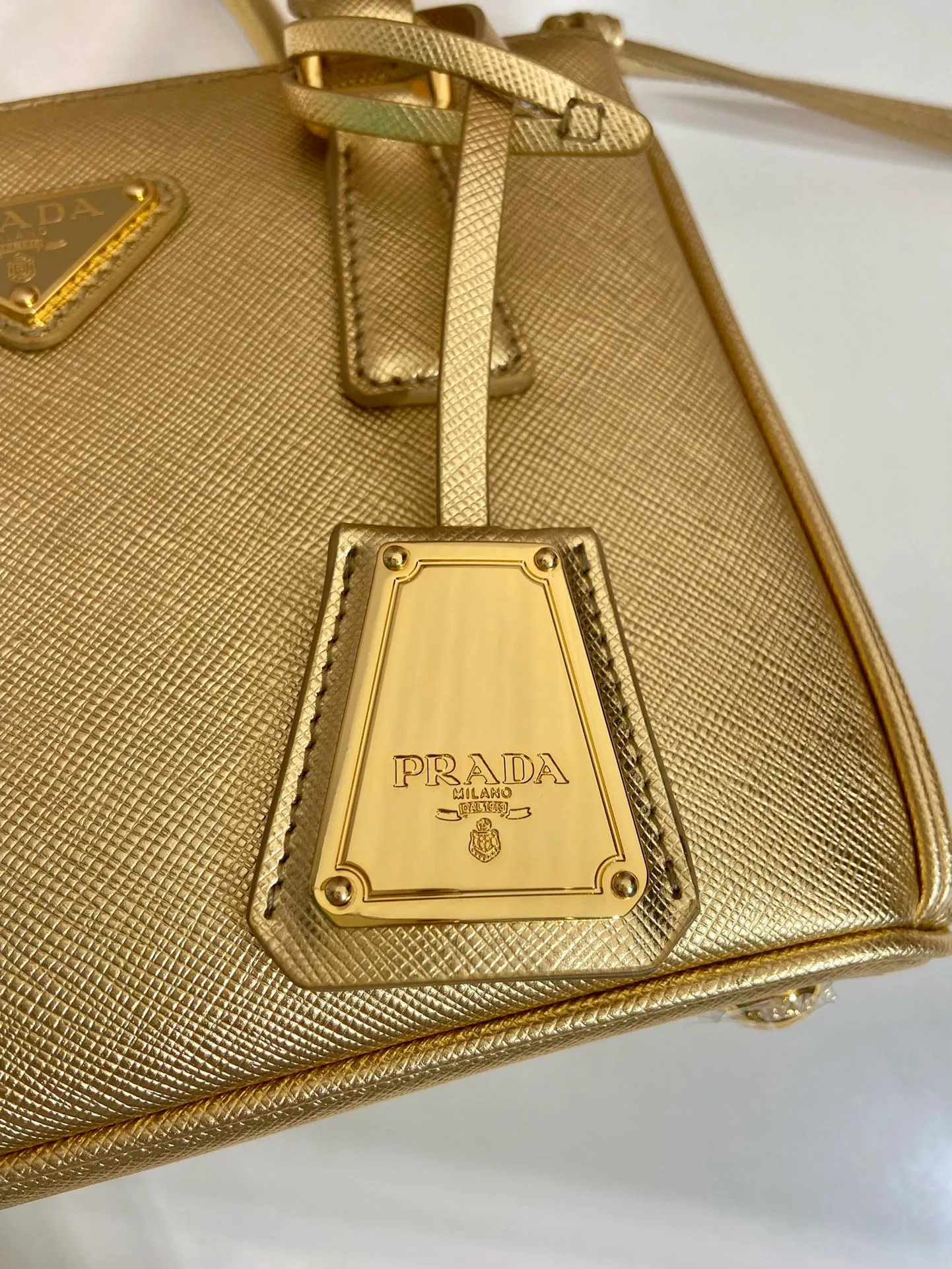 💰1700🎉Mini killer🎉1BA906, gold🎉🎉This Galleria handbag is made of iconic Saffiano leather, equipped with a detachable shoulder strap and top brushed hardware👍👍It is a chic interpretation of classic timeless elegance. For beauties in the current era of fashionable small bags. It’s worth owning, it can be used easily for girls’ daily travel📱💄🚗🔑, it has a large capacity, is beautiful and practical🙊🙊It is a bag that will never go out of style anytime you use it😘😘Hurry up and get it👏👏 Length 20x Height 15x Bottom 9.5cm
