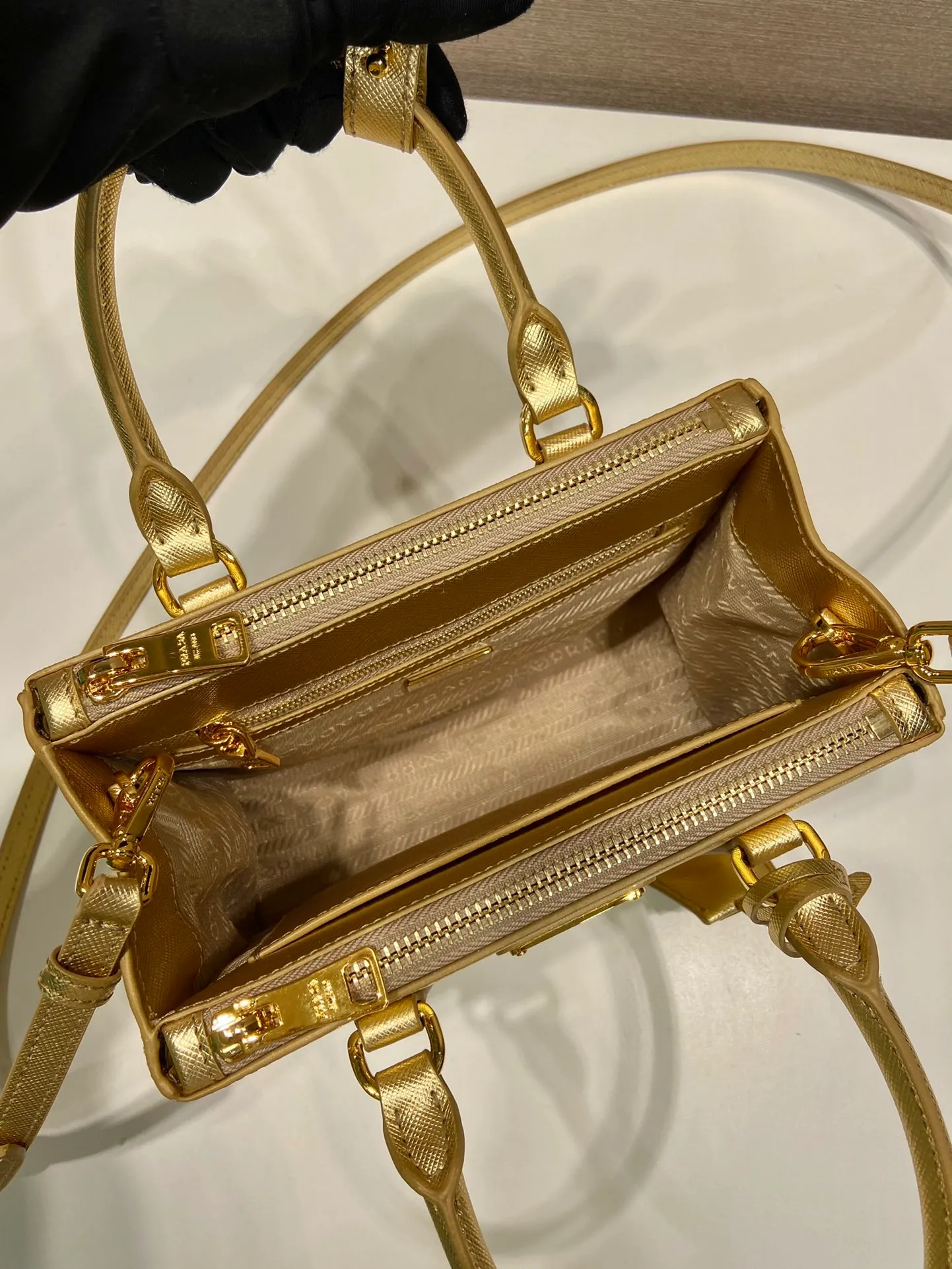 💰1700🎉Mini killer🎉1BA906, gold🎉🎉This Galleria handbag is made of iconic Saffiano leather, equipped with a detachable shoulder strap and top brushed hardware👍👍It is a chic interpretation of classic timeless elegance. For beauties in the current era of fashionable small bags. It’s worth owning, it can be used easily for girls’ daily travel📱💄🚗🔑, it has a large capacity, is beautiful and practical🙊🙊It is a bag that will never go out of style anytime you use it😘😘Hurry up and get it👏👏 Length 20x Height 15x Bottom 9.5cm