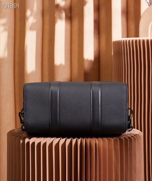P¥940👉nfc163C01 dynamic chip version👈[Top-grade inspection-free all-steel hardware] This City Keepall handbag blooms in the Louis Vuitton neoclassical style in autumn. Aerogram fine-grained cow leather is as soft as traditional aviation letterhead. Metal LV letters subtly express the brand's logo. A detachable shoulder strap makes it easy to carry. It combines practical functionality with contemporary elegance. Aerogram grained cow leather, cow leather trim, fabric lining, metal hardware, metal lettering, double zipper closure, large main compartment! ! Model: M59255; Size: 27x17x13CM