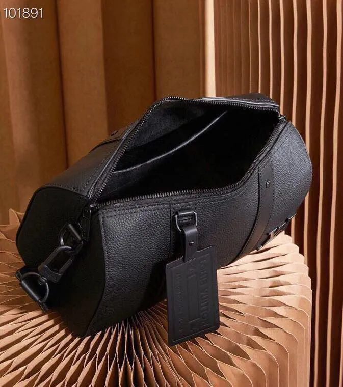 P¥940👉nfc163C01 dynamic chip version👈[Top-grade inspection-free all-steel hardware] This City Keepall handbag blooms in the Louis Vuitton neoclassical style in autumn. Aerogram fine-grained cow leather is as soft as traditional aviation letterhead. Metal LV letters subtly express the brand's logo. A detachable shoulder strap makes it easy to carry. It combines practical functionality with contemporary elegance. Aerogram grained cow leather, cow leather trim, fabric lining, metal hardware, metal lettering, double zipper closure, large main compartment! ! Model: M59255; Size: 27x17x13CM