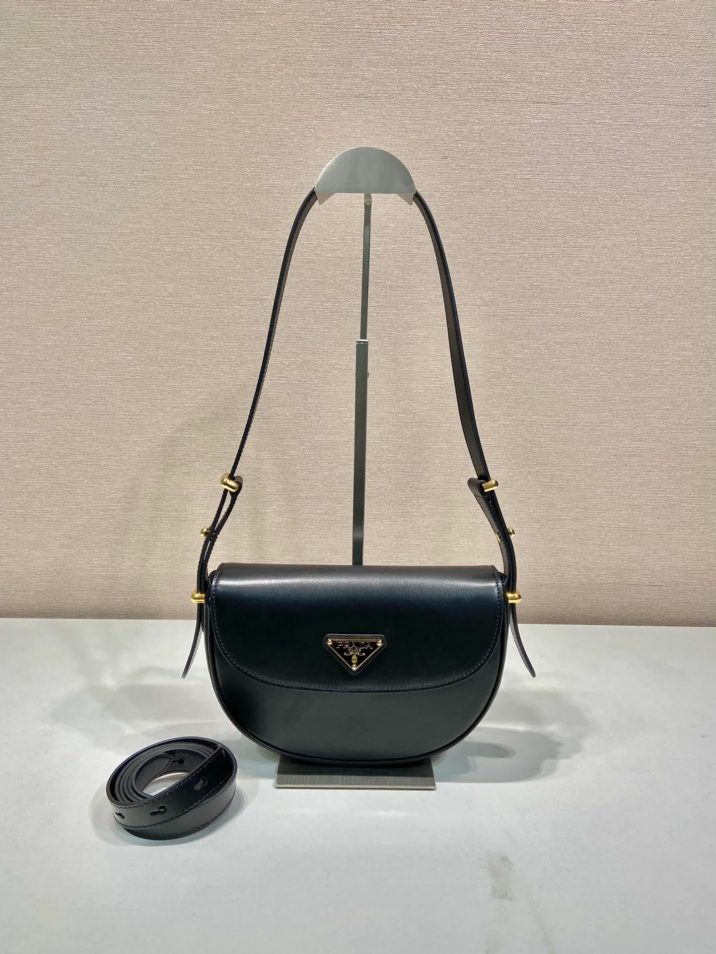 💰1600🎉New product🎉1BD365 double shoulder strap👏👏 This model is made of imported calfskin, with imported sheepskin inside. It has a clamshell design and is equipped with 2 detachable and adjustable shoulder straps. It can be carried on the shoulder or across the body, and is interchangeable in different occasions. It’s so perfect👏👏It has a large capacity, is fashionable and simple, babies. Hurry up and get it👏👏 Length 20x height 16x base 6cm🎉🎉🎉🎊🎊🎊