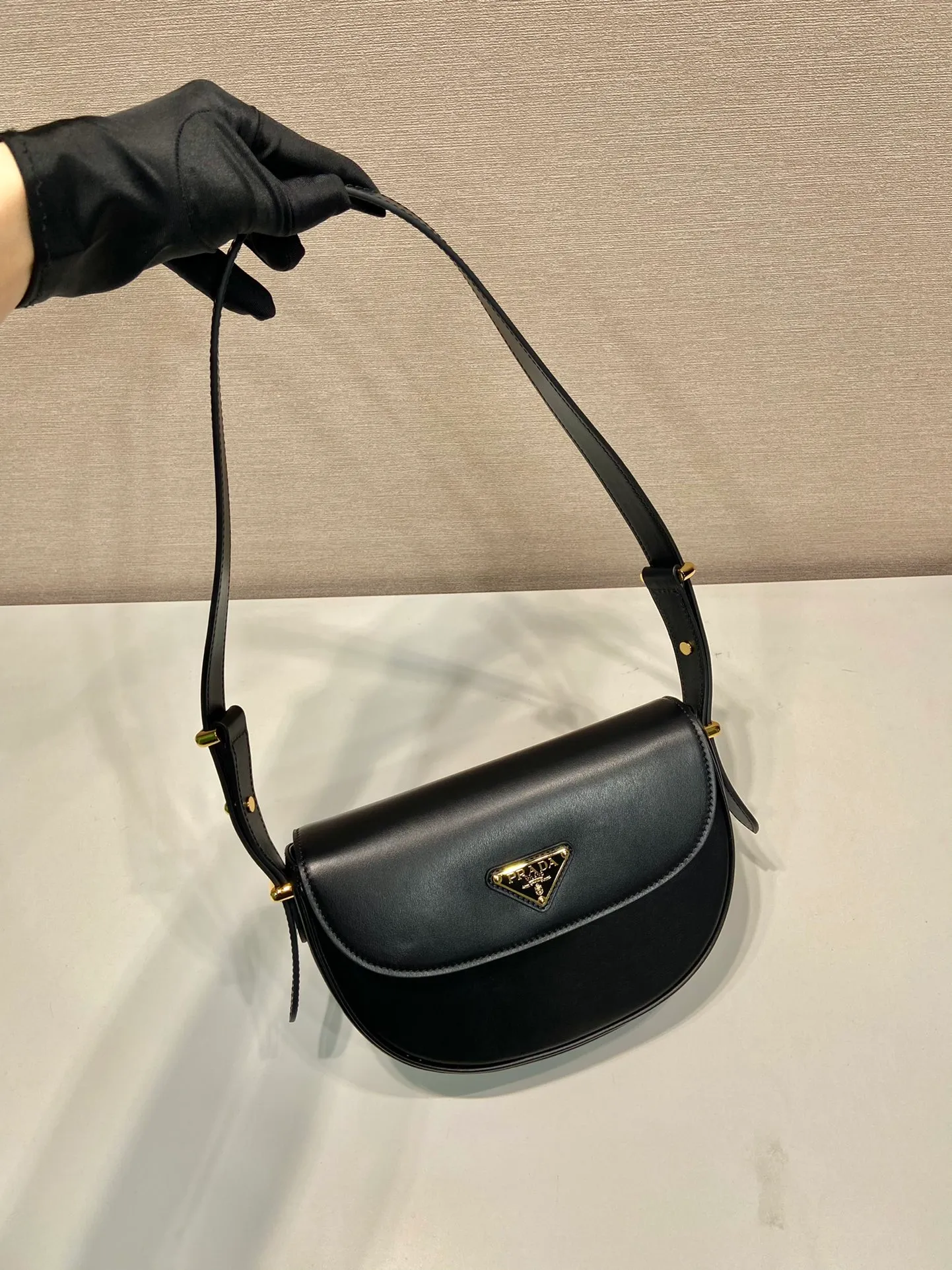 💰1600🎉New product🎉1BD365 double shoulder strap👏👏 This model is made of imported calfskin, with imported sheepskin inside. It has a clamshell design and is equipped with 2 detachable and adjustable shoulder straps. It can be carried on the shoulder or across the body, and is interchangeable in different occasions. It’s so perfect👏👏It has a large capacity, is fashionable and simple, babies. Hurry up and get it👏👏 Length 20x height 16x base 6cm🎉🎉🎉🎊🎊🎊