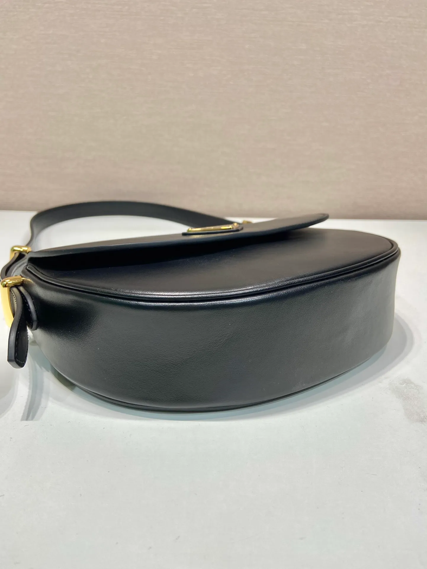 💰1600🎉New product🎉1BD365 double shoulder strap👏👏 This model is made of imported calfskin, with imported sheepskin inside. It has a clamshell design and is equipped with 2 detachable and adjustable shoulder straps. It can be carried on the shoulder or across the body, and is interchangeable in different occasions. It’s so perfect👏👏It has a large capacity, is fashionable and simple, babies. Hurry up and get it👏👏 Length 20x height 16x base 6cm🎉🎉🎉🎊🎊🎊