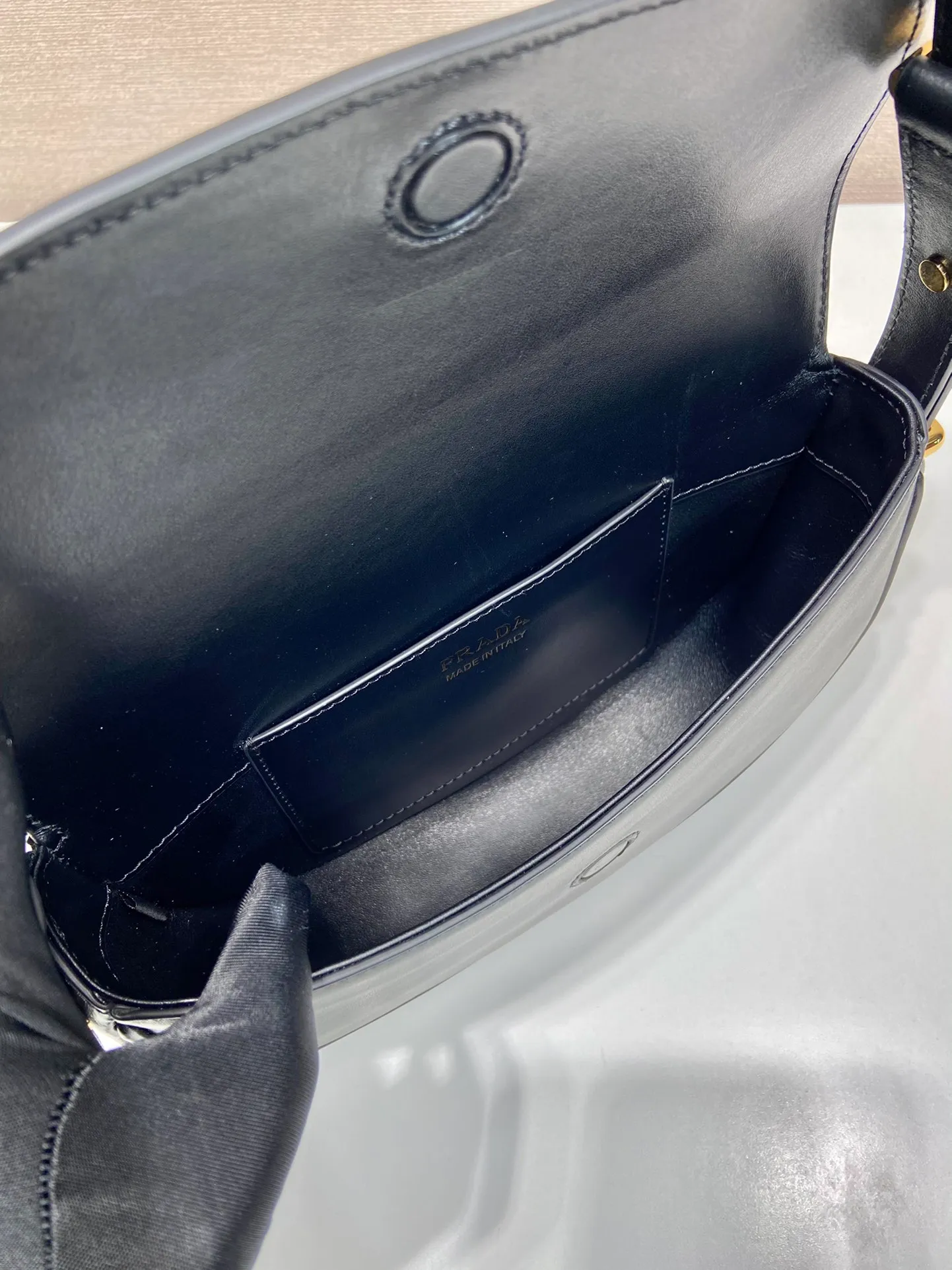 💰1600🎉New product🎉1BD365 double shoulder strap👏👏 This model is made of imported calfskin, with imported sheepskin inside. It has a clamshell design and is equipped with 2 detachable and adjustable shoulder straps. It can be carried on the shoulder or across the body, and is interchangeable in different occasions. It’s so perfect👏👏It has a large capacity, is fashionable and simple, babies. Hurry up and get it👏👏 Length 20x height 16x base 6cm🎉🎉🎉🎊🎊🎊