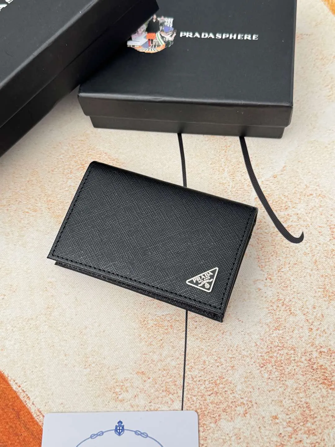 💰120💰PRADA’s popular men’s card holder counter new style, official website synchronization, genuine development, model 2MC122#. Color/picture, real shot 💋Cross-grain cowhide texture is excellent, threaded lining, hardware accessories! Exquisite wiring, even and neat lines, smooth oil edges, size: 11cm long, 6.5cm high