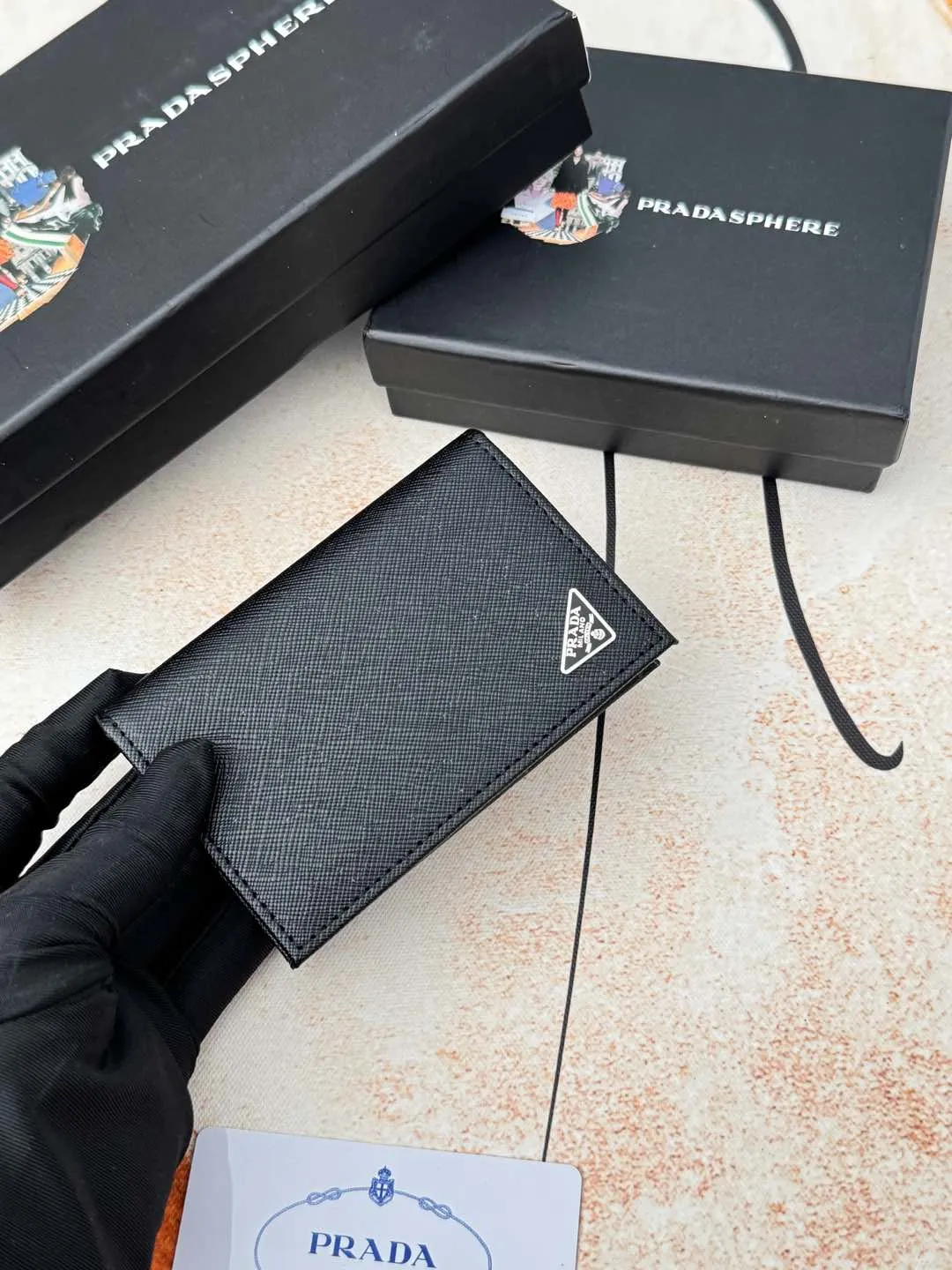 💰120💰PRADA’s popular men’s card holder counter new style, official website synchronization, genuine development, model 2MC122#. Color/picture, real shot 💋Cross-grain cowhide texture is excellent, threaded lining, hardware accessories! Exquisite wiring, even and neat lines, smooth oil edges, size: 11cm long, 6.5cm high
