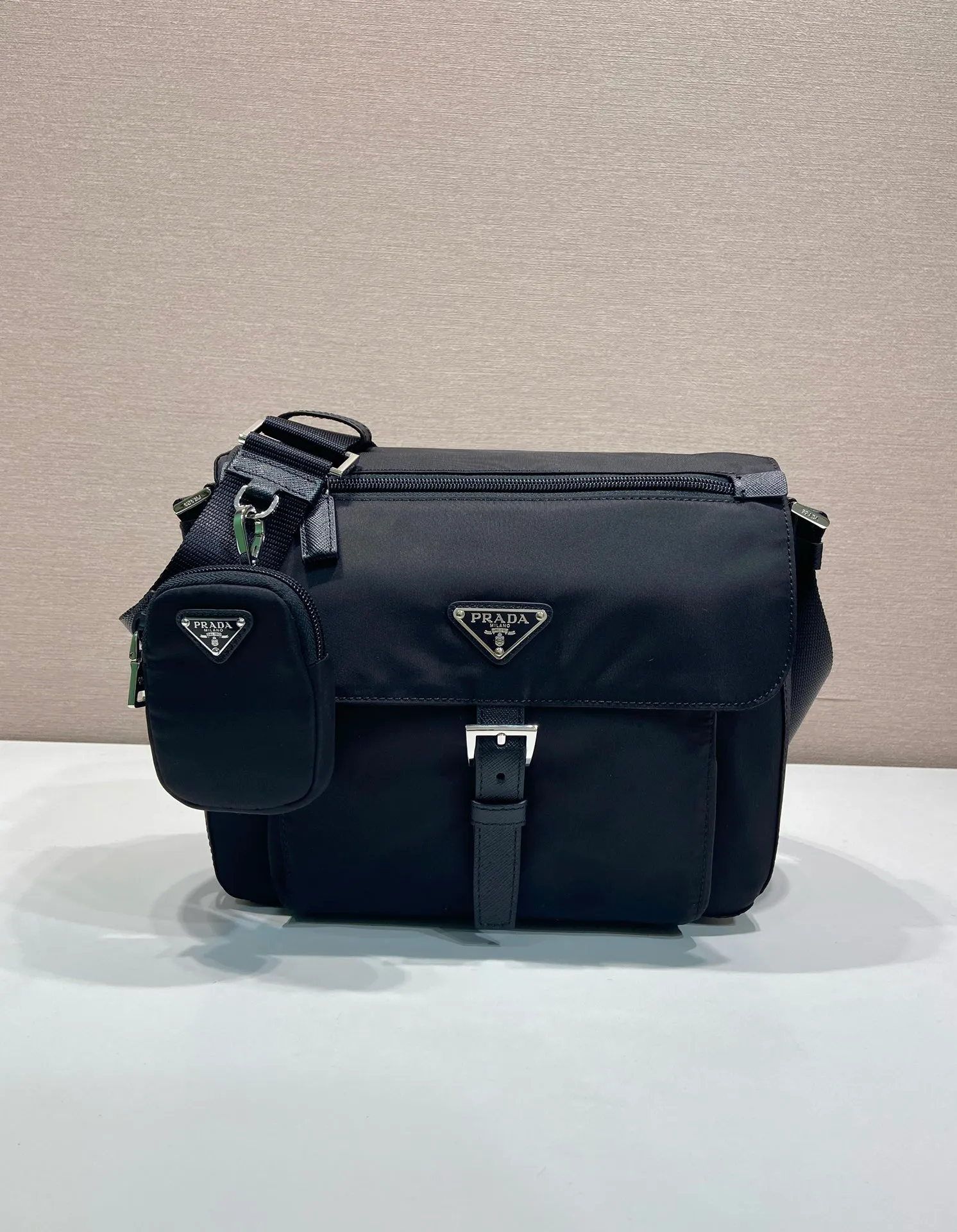 💰1120🎉Upgrade board🎉1BD994 small bag🎉🎉 This one is made of imported nylon material and Saffiano leather piping, adjustable fabric shoulder straps, stainless steel accessories, and the upgraded version is designed with square buckle hardware on both sides of the shoulder straps. Equipped with a detachable eco-label pouch, triangular enamel logo nameplate, zipper and buckle closure, two outer pockets, one of which is a flip zipper bag, two inner pockets, 165 OEM code, lightweight and practical👏🏻👏🏻Unisex style🙊🙊 Length 25 height 22 bottom 10cm🤙🤙🤙💰💰💰💰