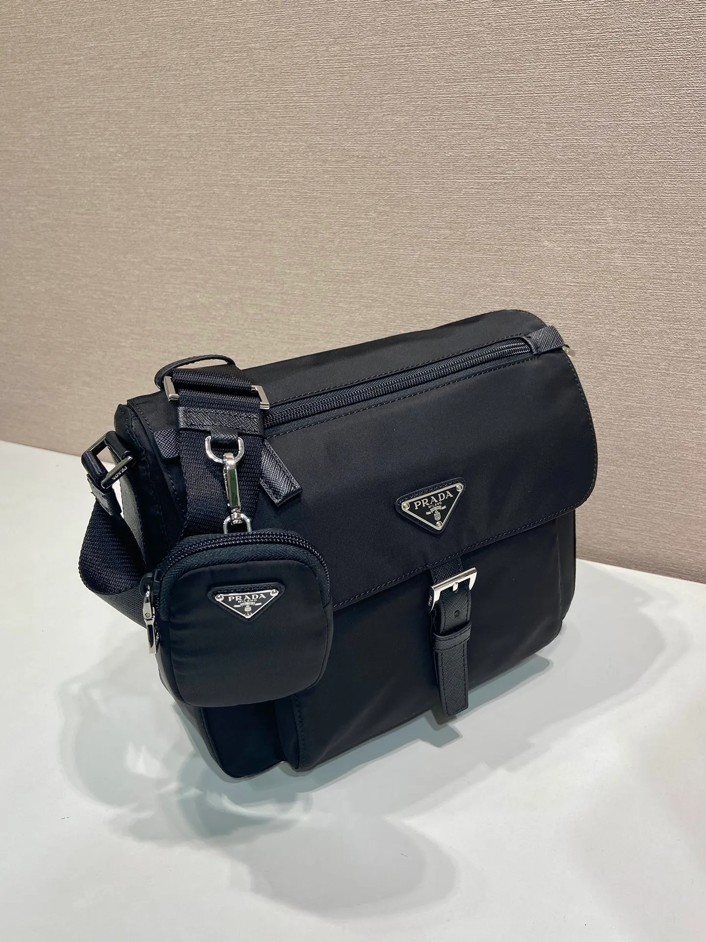 💰1120🎉Upgrade board🎉1BD994 small bag🎉🎉 This one is made of imported nylon material and Saffiano leather piping, adjustable fabric shoulder straps, stainless steel accessories, and the upgraded version is designed with square buckle hardware on both sides of the shoulder straps. Equipped with a detachable eco-label pouch, triangular enamel logo nameplate, zipper and buckle closure, two outer pockets, one of which is a flip zipper bag, two inner pockets, 165 OEM code, lightweight and practical👏🏻👏🏻Unisex style🙊🙊 Length 25 height 22 bottom 10cm🤙🤙🤙💰💰💰💰