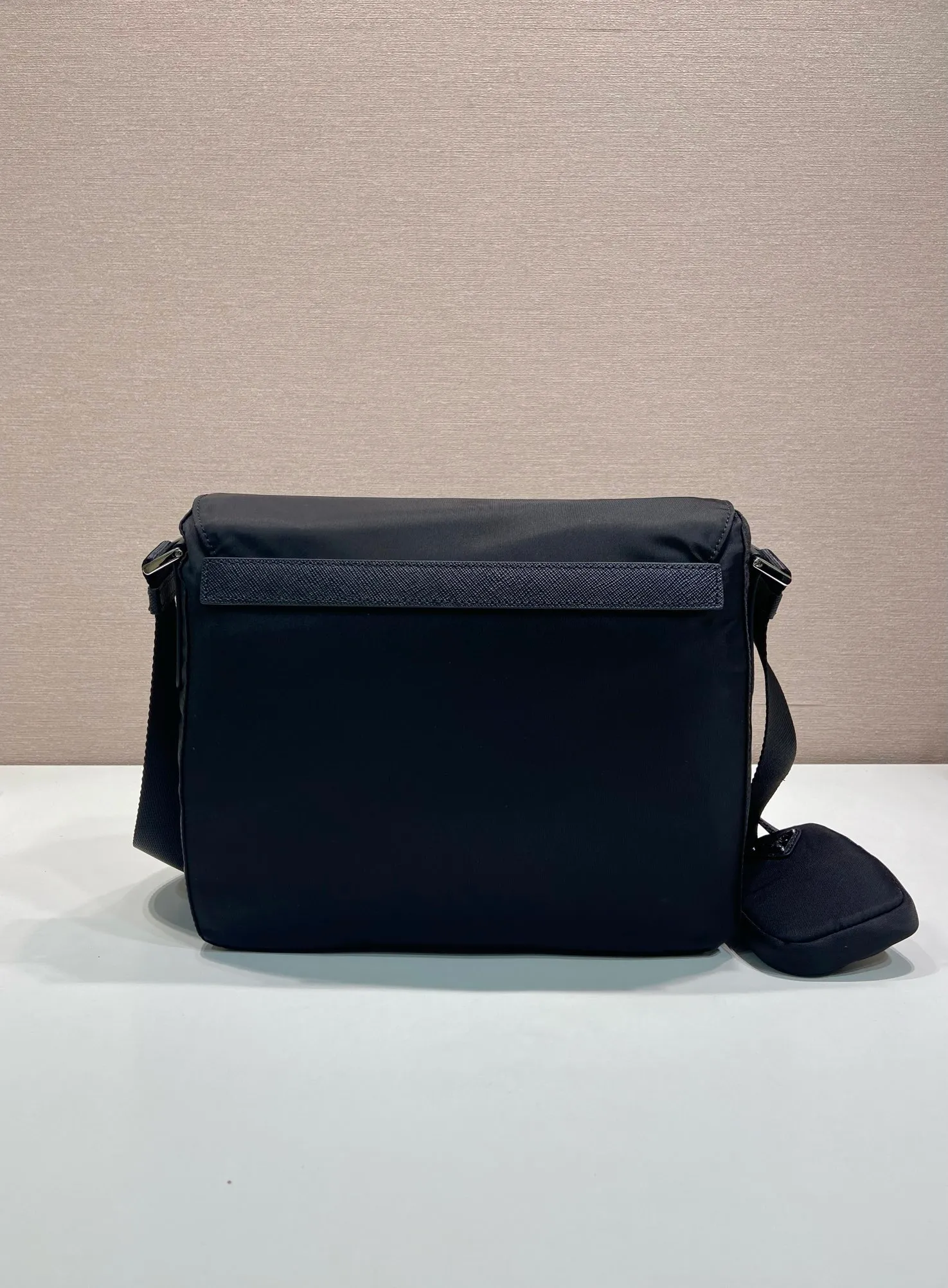 💰1120🎉Upgrade board🎉1BD994 small bag🎉🎉 This one is made of imported nylon material and Saffiano leather piping, adjustable fabric shoulder straps, stainless steel accessories, and the upgraded version is designed with square buckle hardware on both sides of the shoulder straps. Equipped with a detachable eco-label pouch, triangular enamel logo nameplate, zipper and buckle closure, two outer pockets, one of which is a flip zipper bag, two inner pockets, 165 OEM code, lightweight and practical👏🏻👏🏻Unisex style🙊🙊 Length 25 height 22 bottom 10cm🤙🤙🤙💰💰💰💰